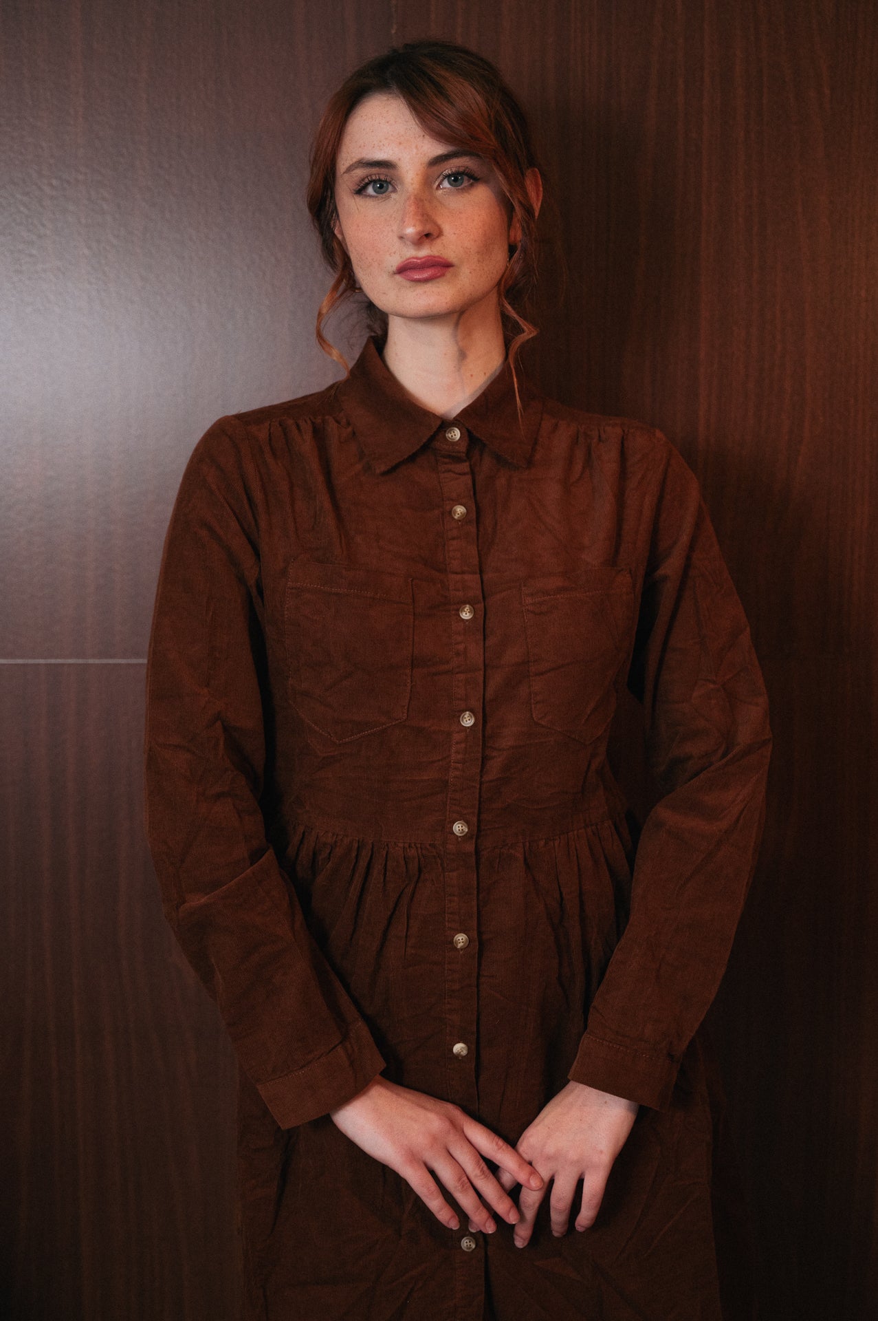 Abito Chemisier Corto in Velluto a Coste | Marrone con Ruches | Stile Retrò