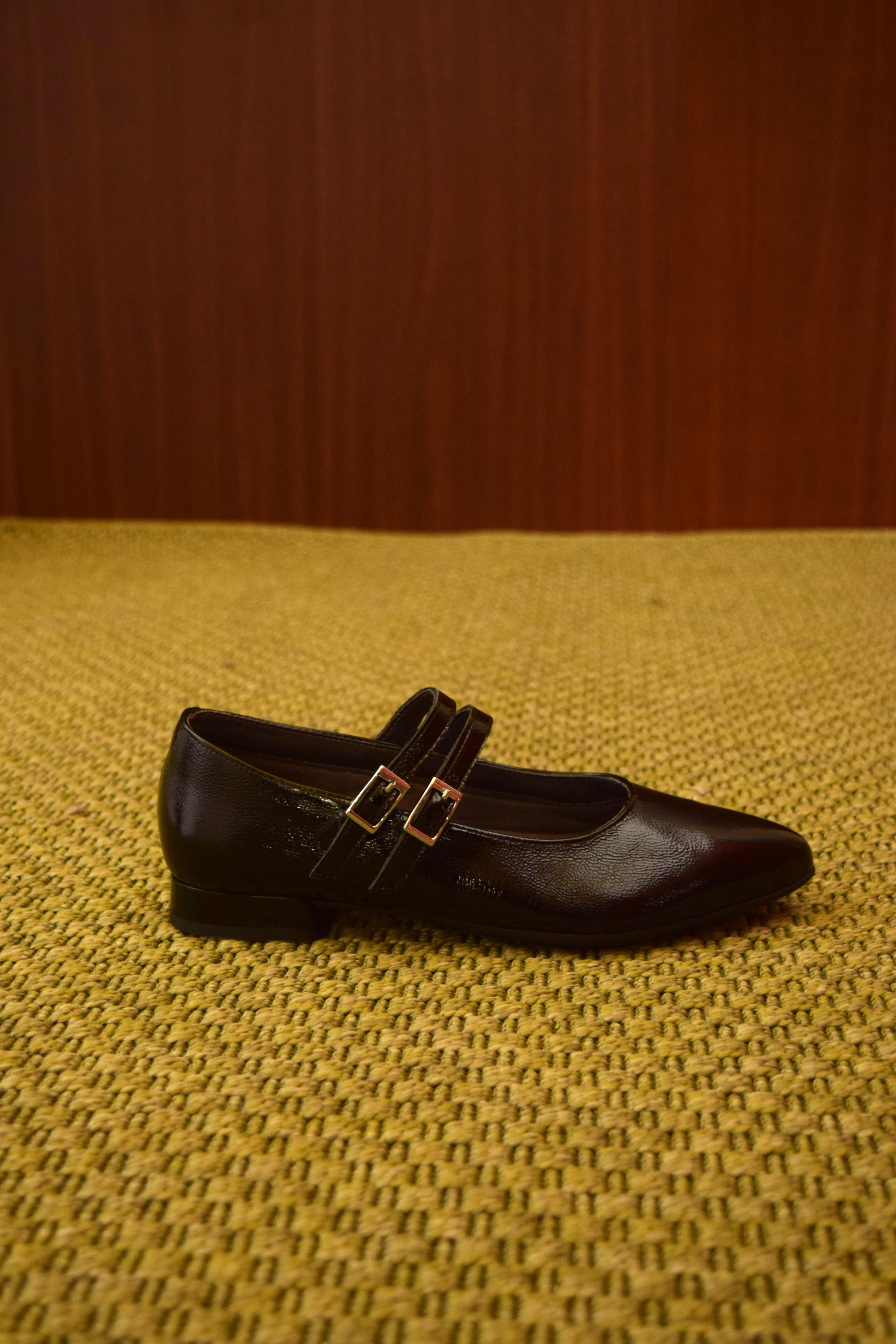 alt="Scarpe Mary Jane a punta bordeaux scuro con doppio cinturino"