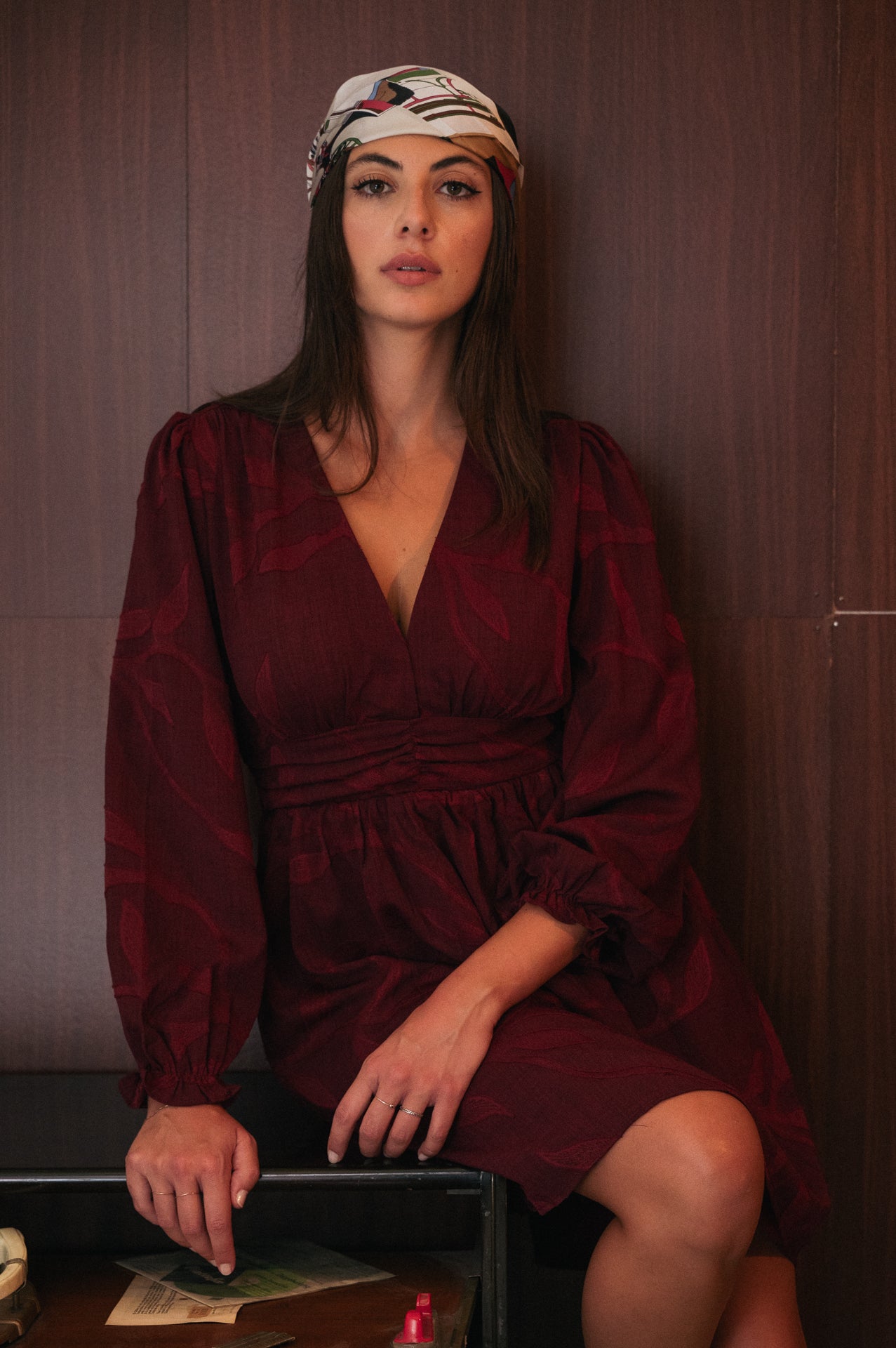 Abito corto bordeaux con ricami