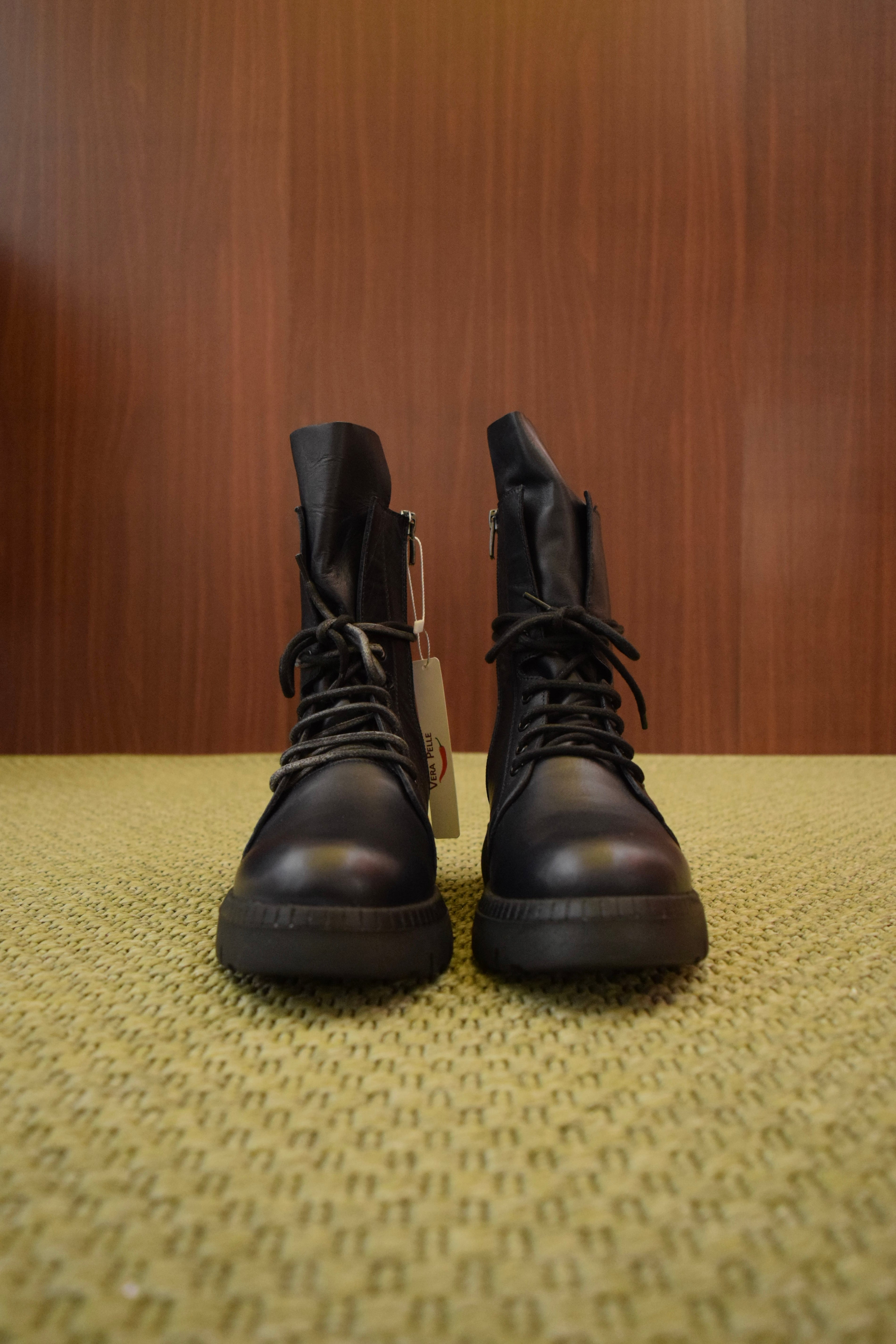 Stivaletti Donna Combat Boots in Vera Pelle nera con Suola Chunky