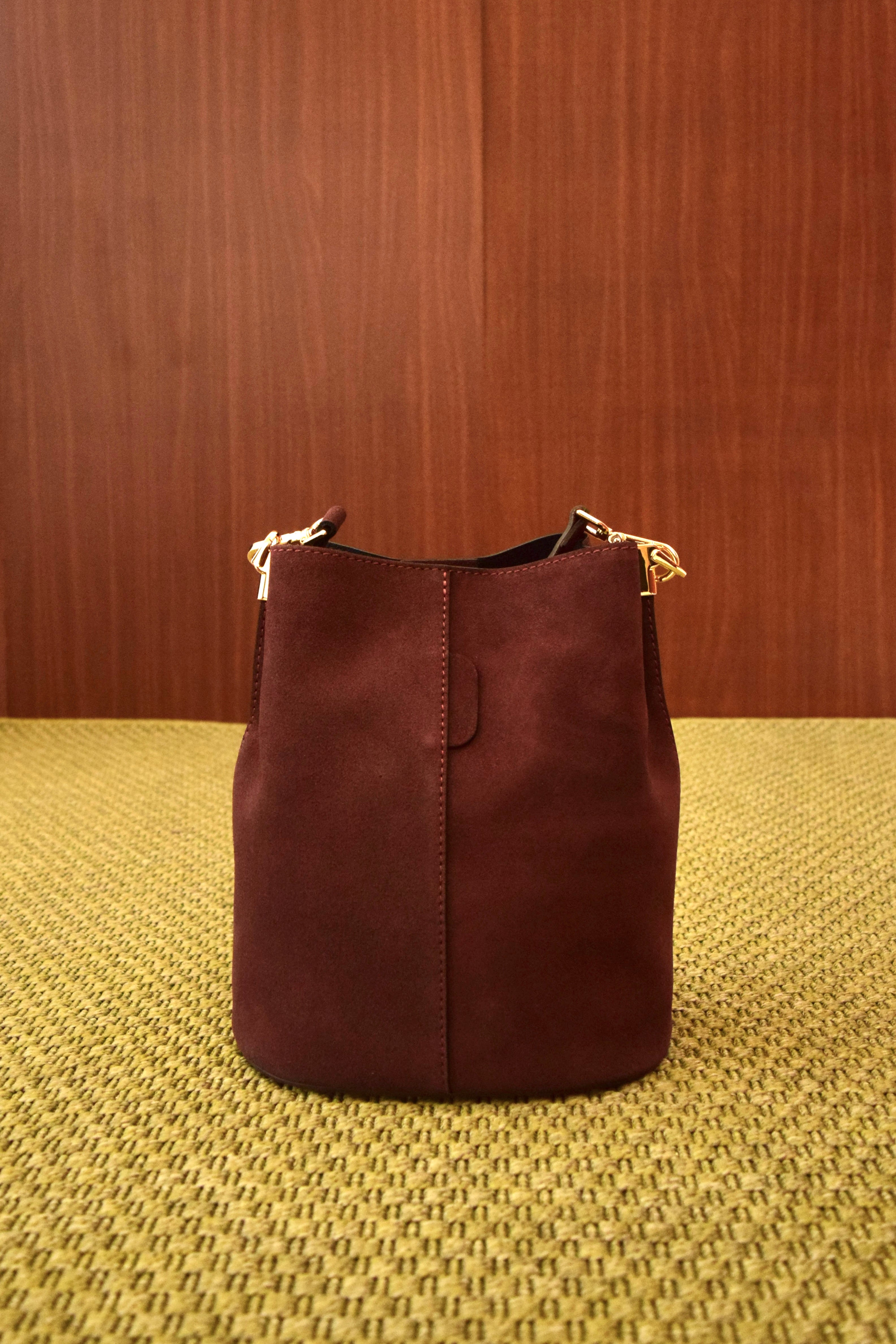 Borsa secchiello color prugna in pelle scamosciata