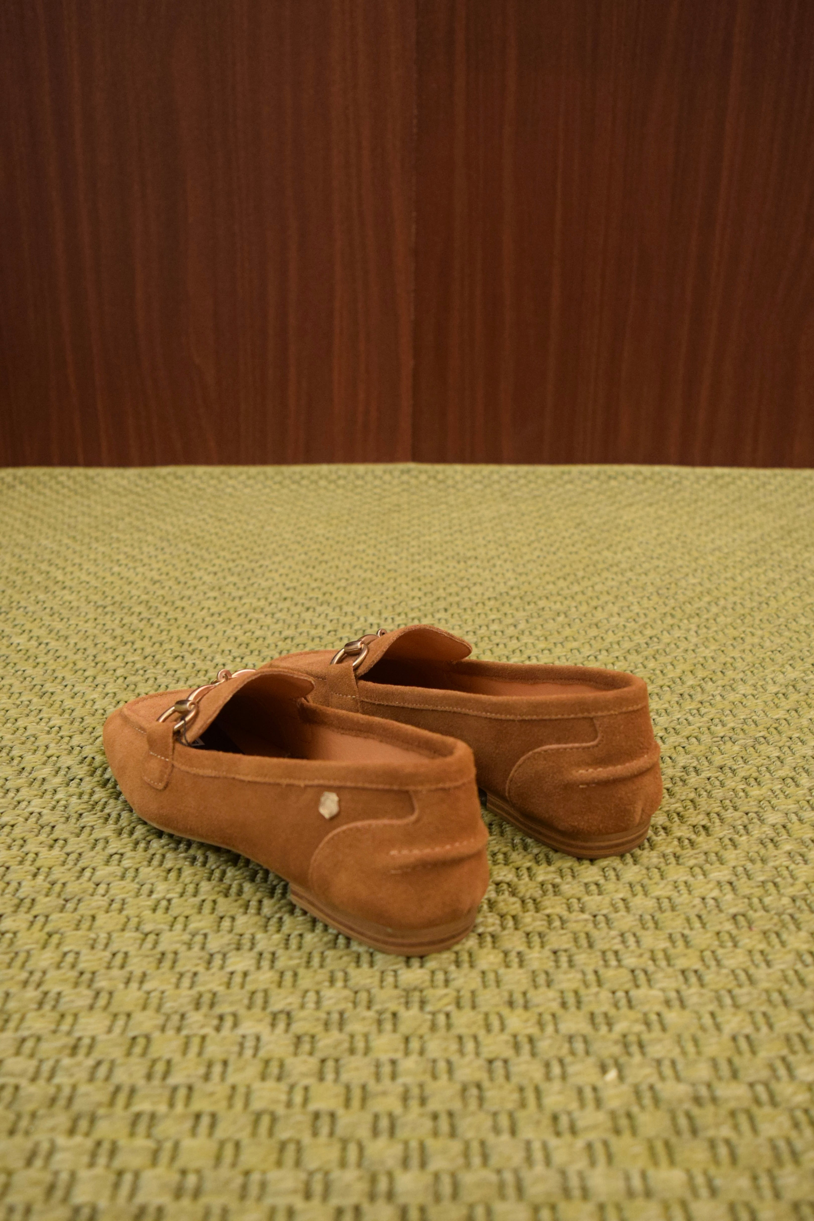 Mocassini Donna Eleganti in Camoscio Camel | Punta Affusolata | Morsetto Metallico Dorato