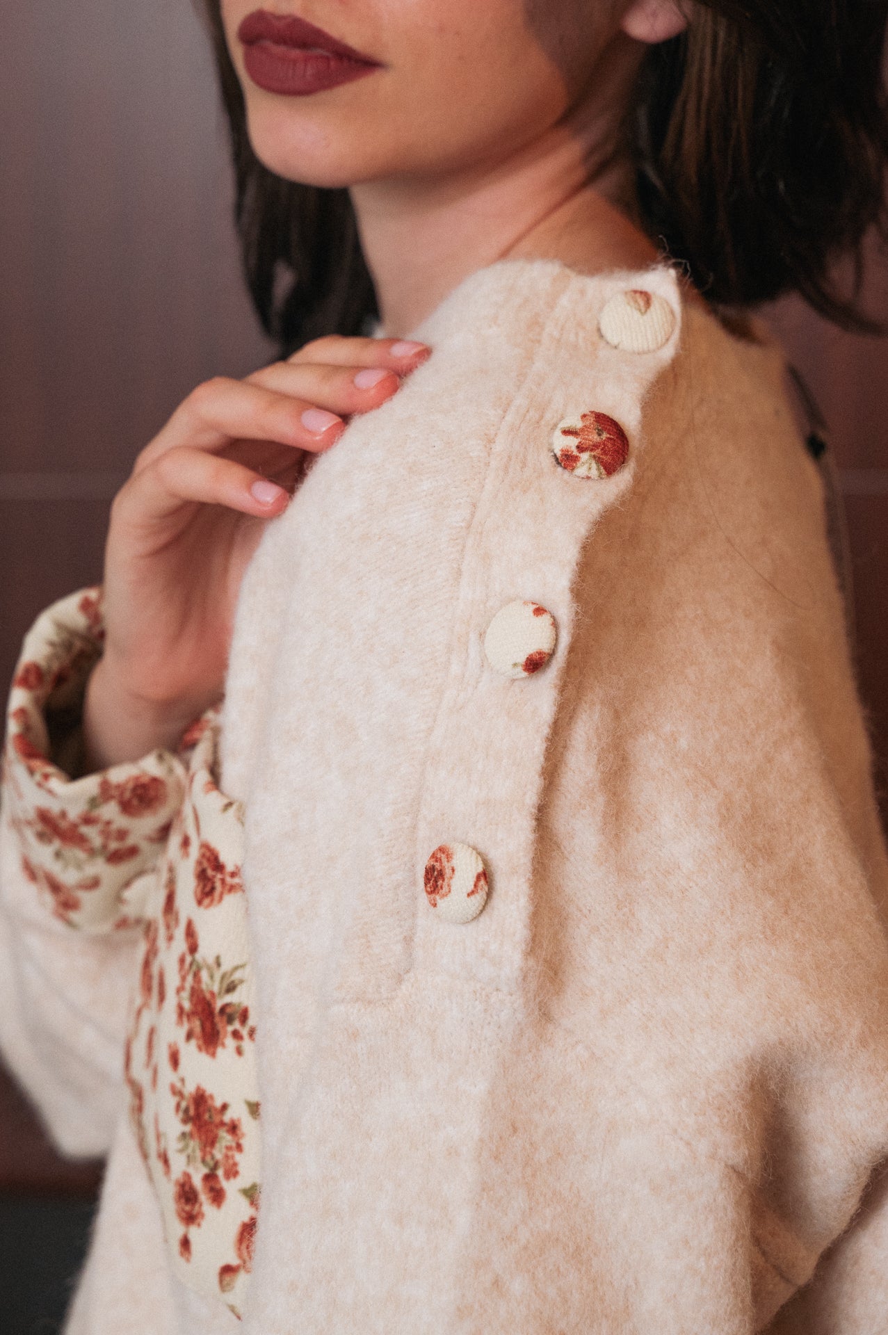Maglione écru con inserti in velluto a fiori