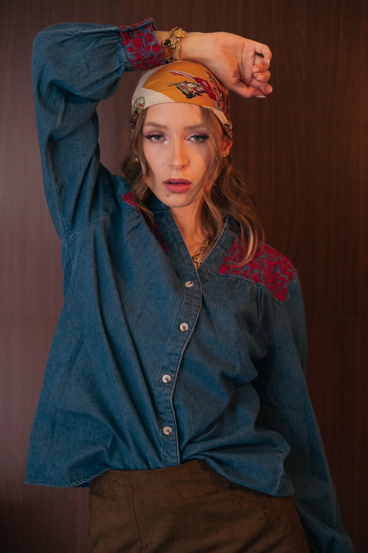 Camicia in Jeans con Ricami Floreali Rossi