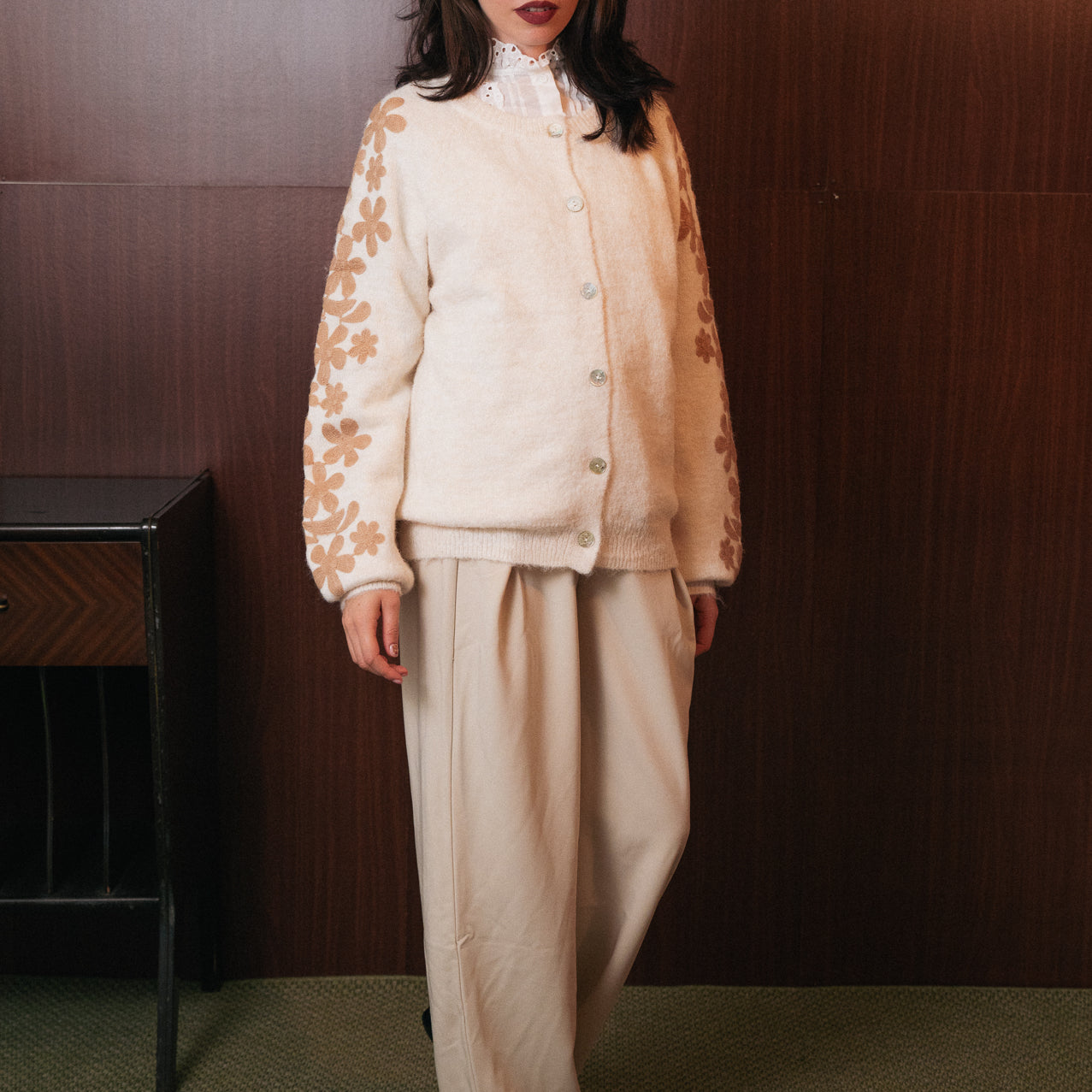 Cardigan écru con fiori ricamati