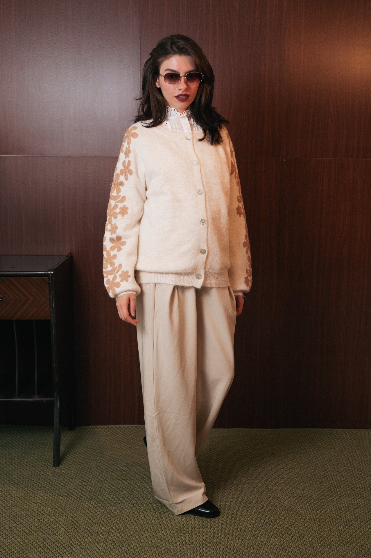 Cardigan écru con fiori ricamati