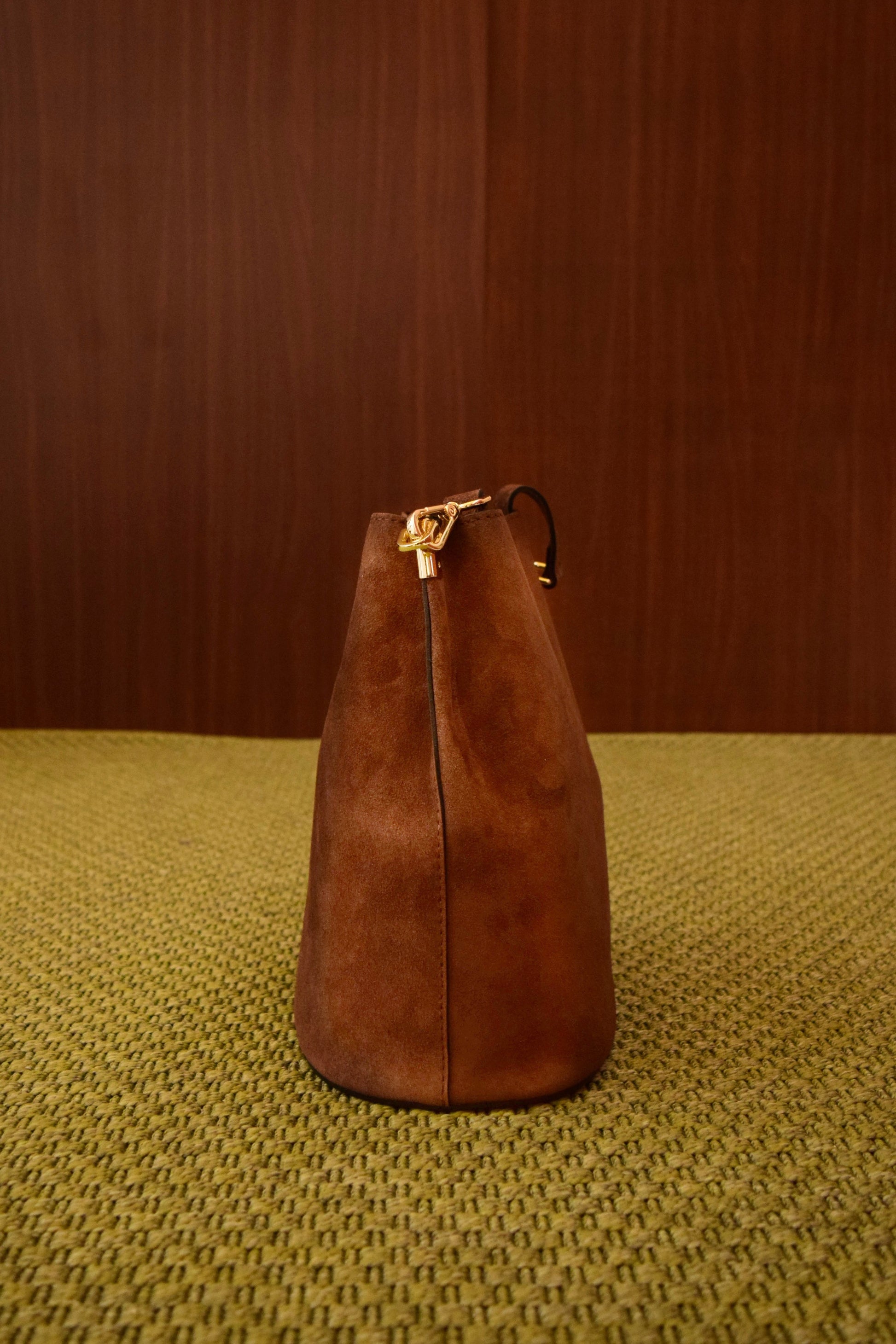 Borsa secchiello color cuoio in pelle scamosciata