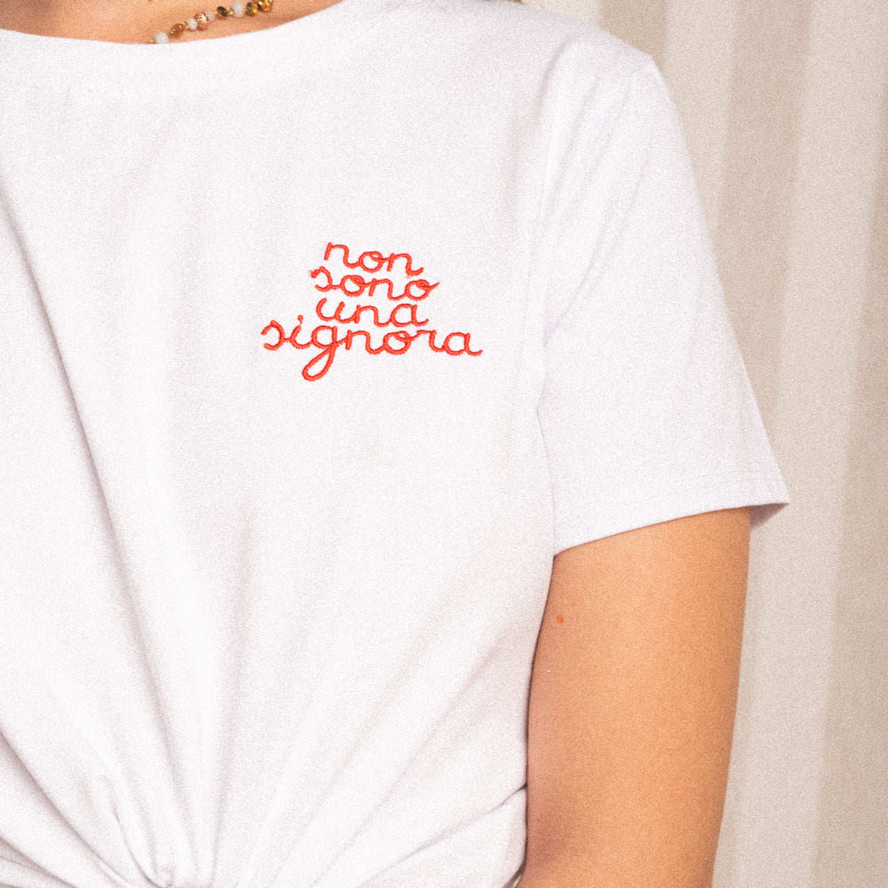 T-shirt bianca con scritta ricamata