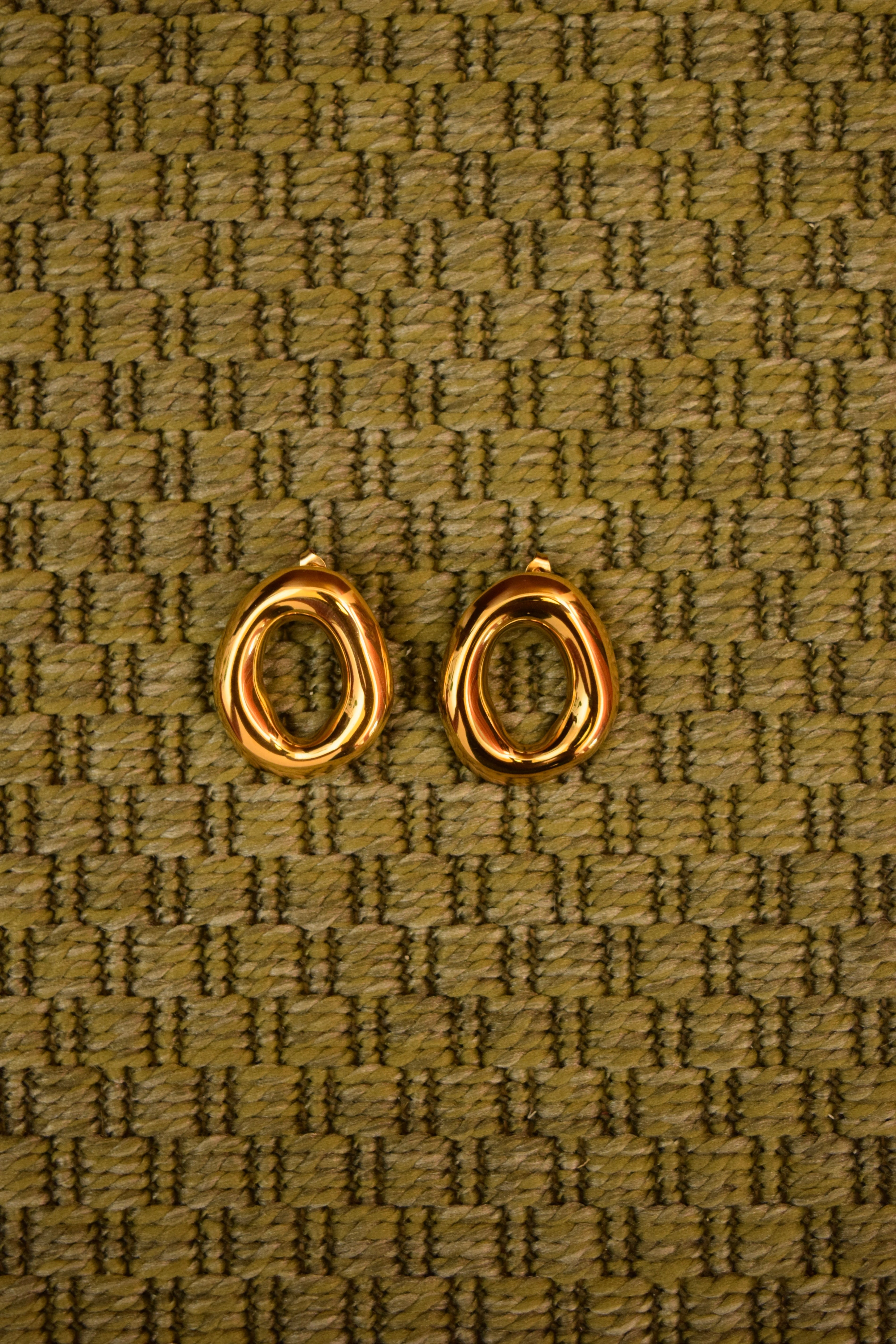 Orecchini color oro motivo onda