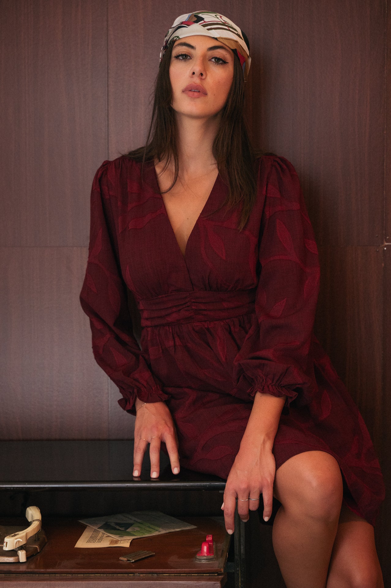 Abito corto bordeaux con ricami