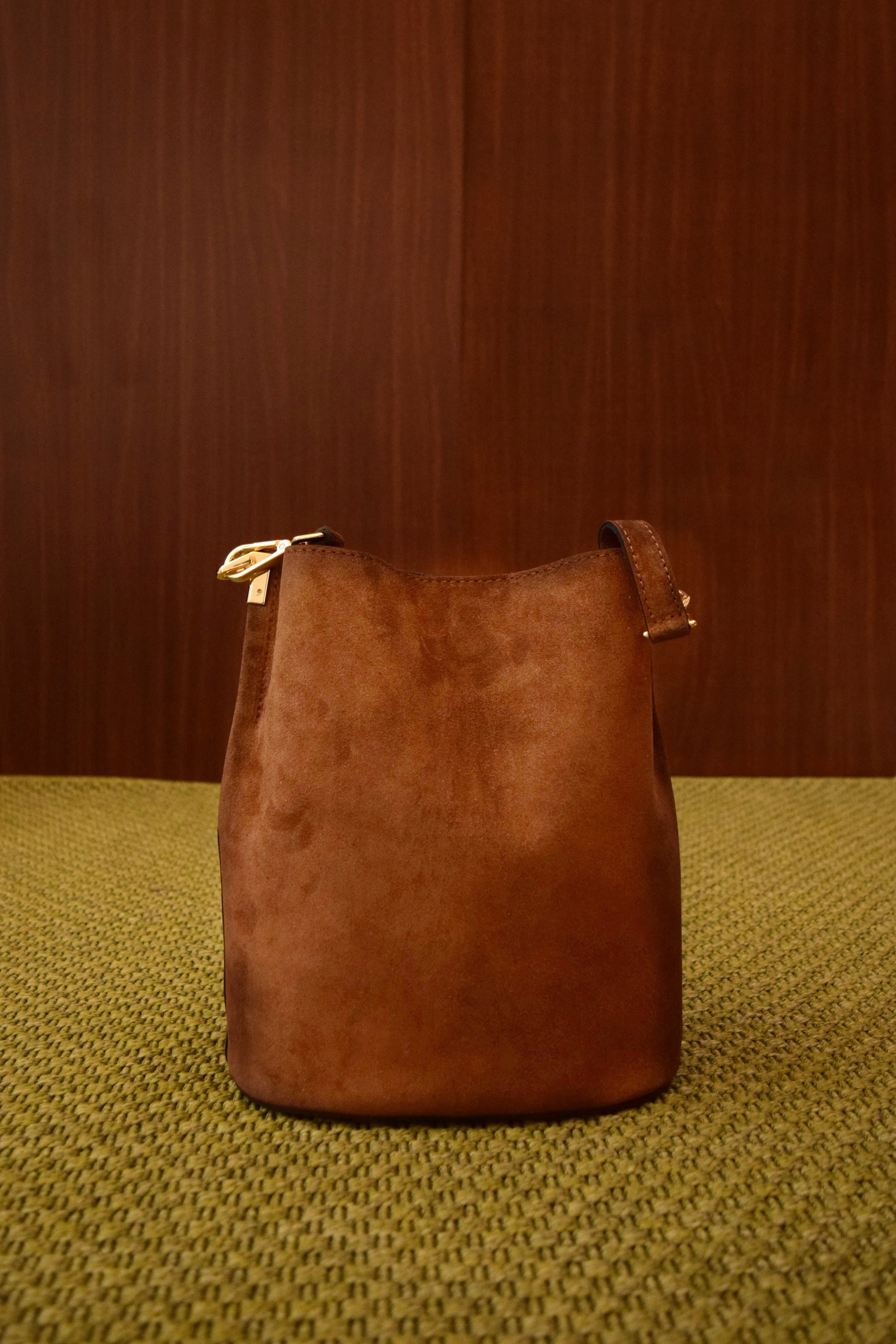 Borsa secchiello color cuoio in pelle scamosciata