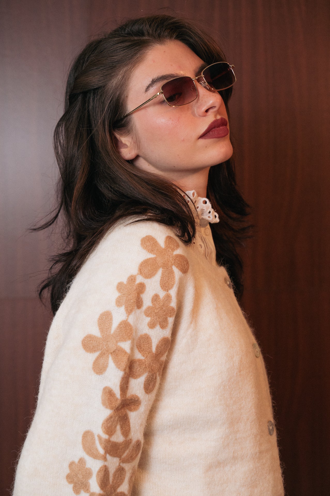 Cardigan écru con fiori ricamati