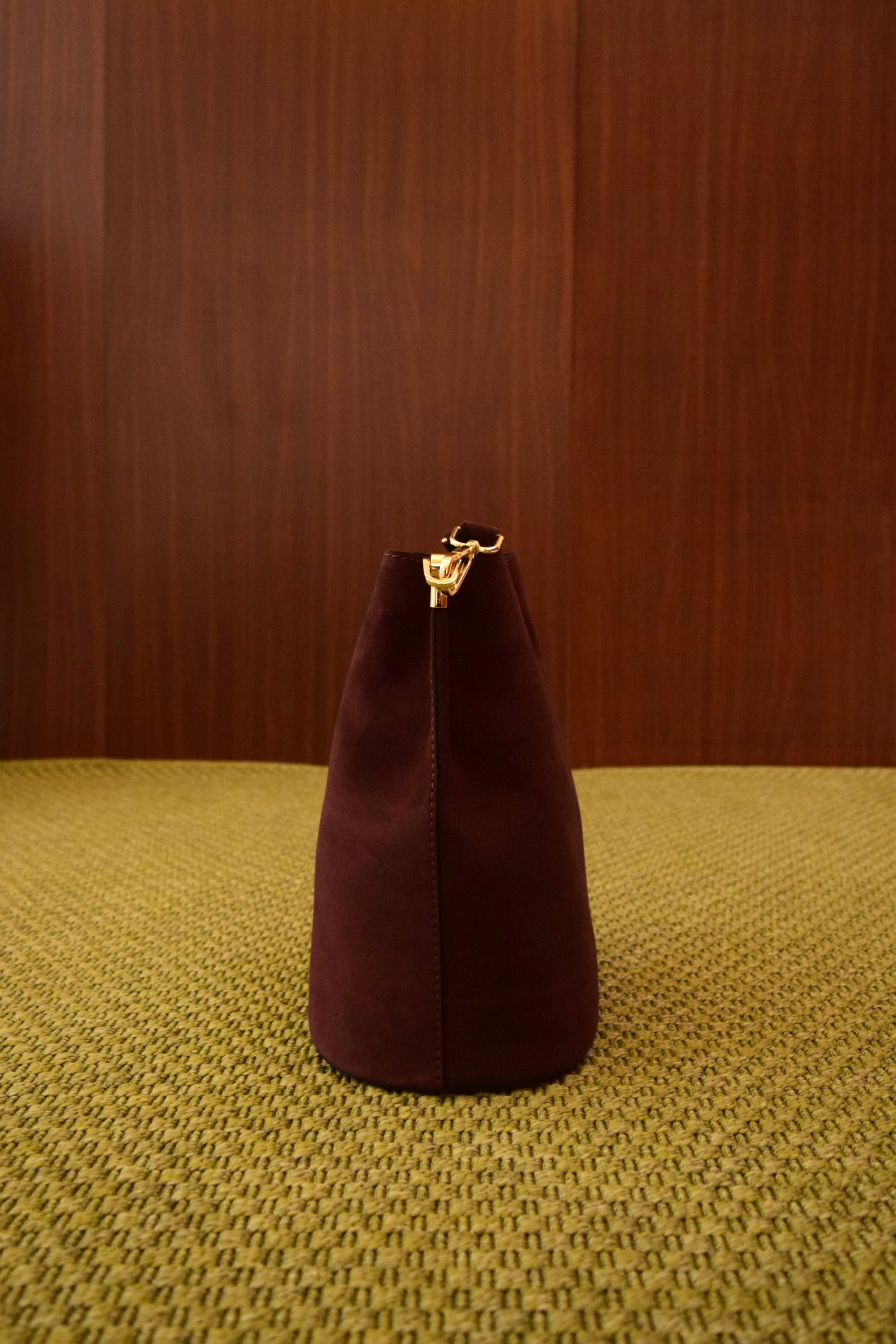 Borsa secchiello color prugna in pelle scamosciata