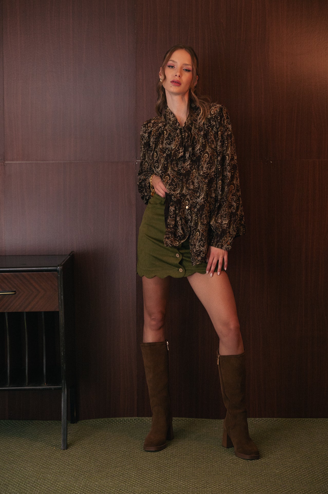 Minigonna Scamosciata verde con Bottoni in Legno e Orlo a Onda