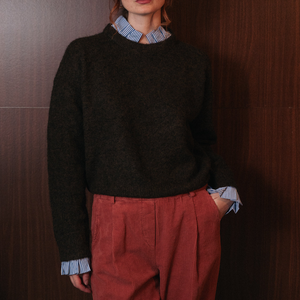 Maglione color choco con colletto e polsini a contrasto a righe