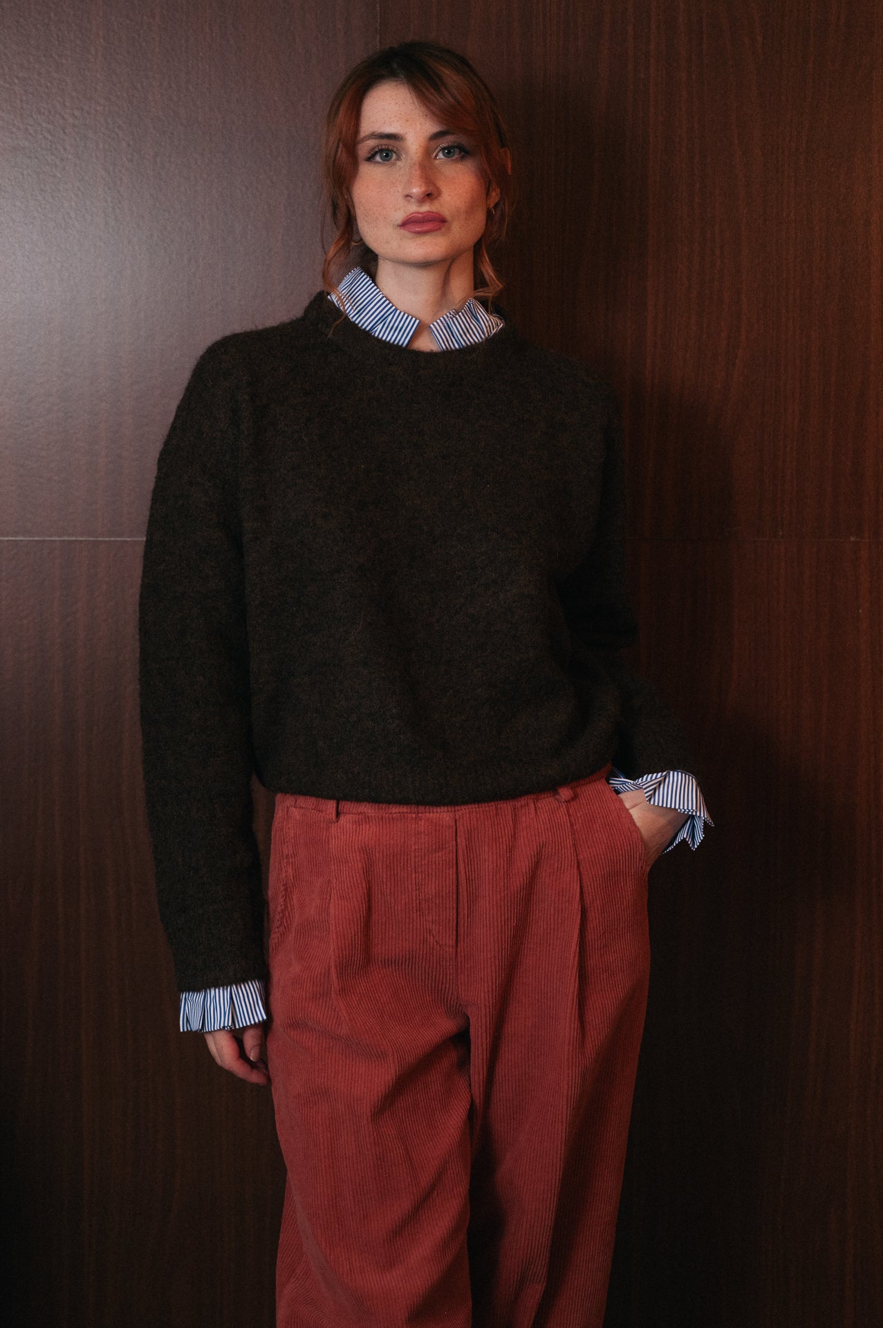 Maglione color choco con colletto e polsini a contrasto a righe