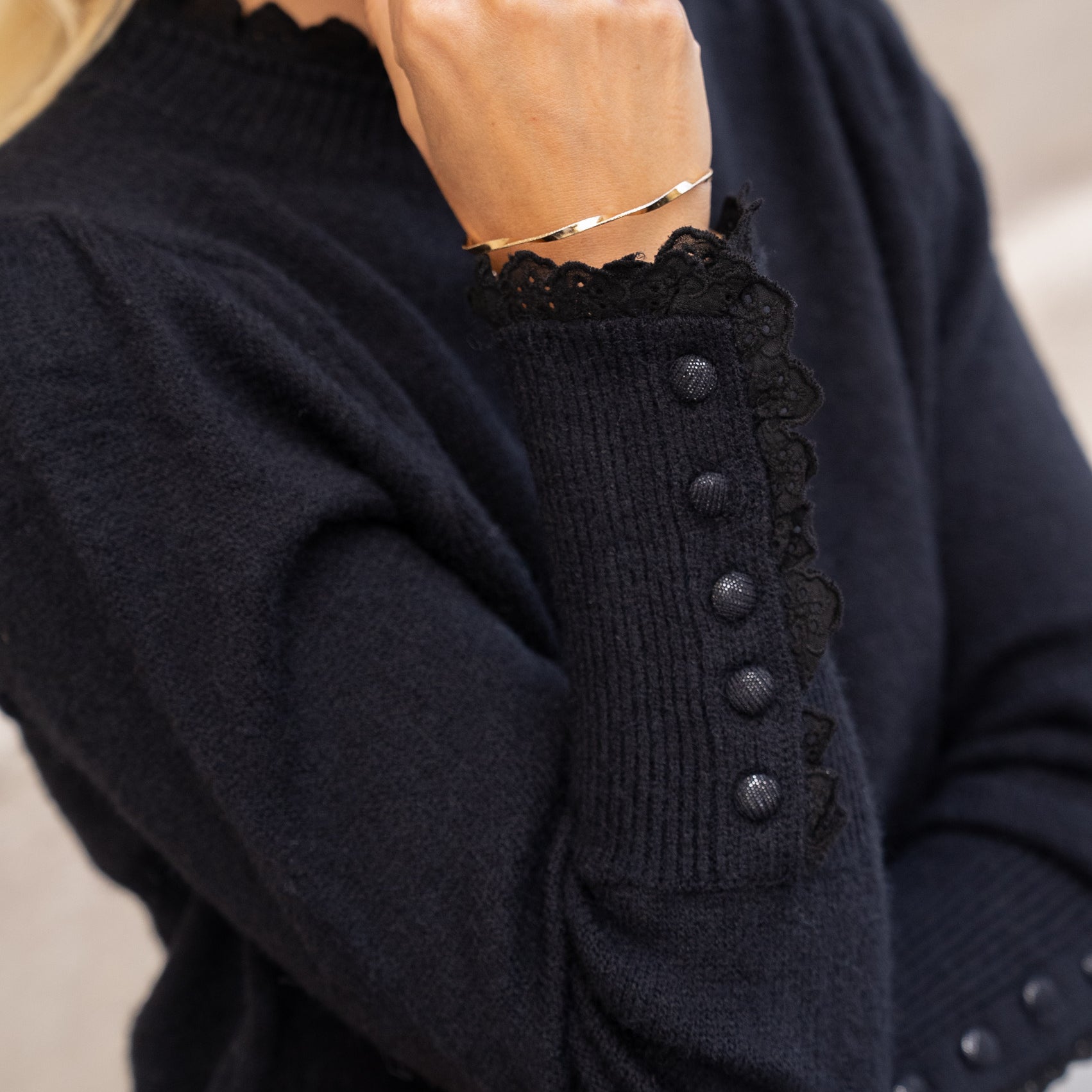 Maglia Donna Nera Modello Camille | Collo e Polsi in Pizzo | Misto Lana Morbido