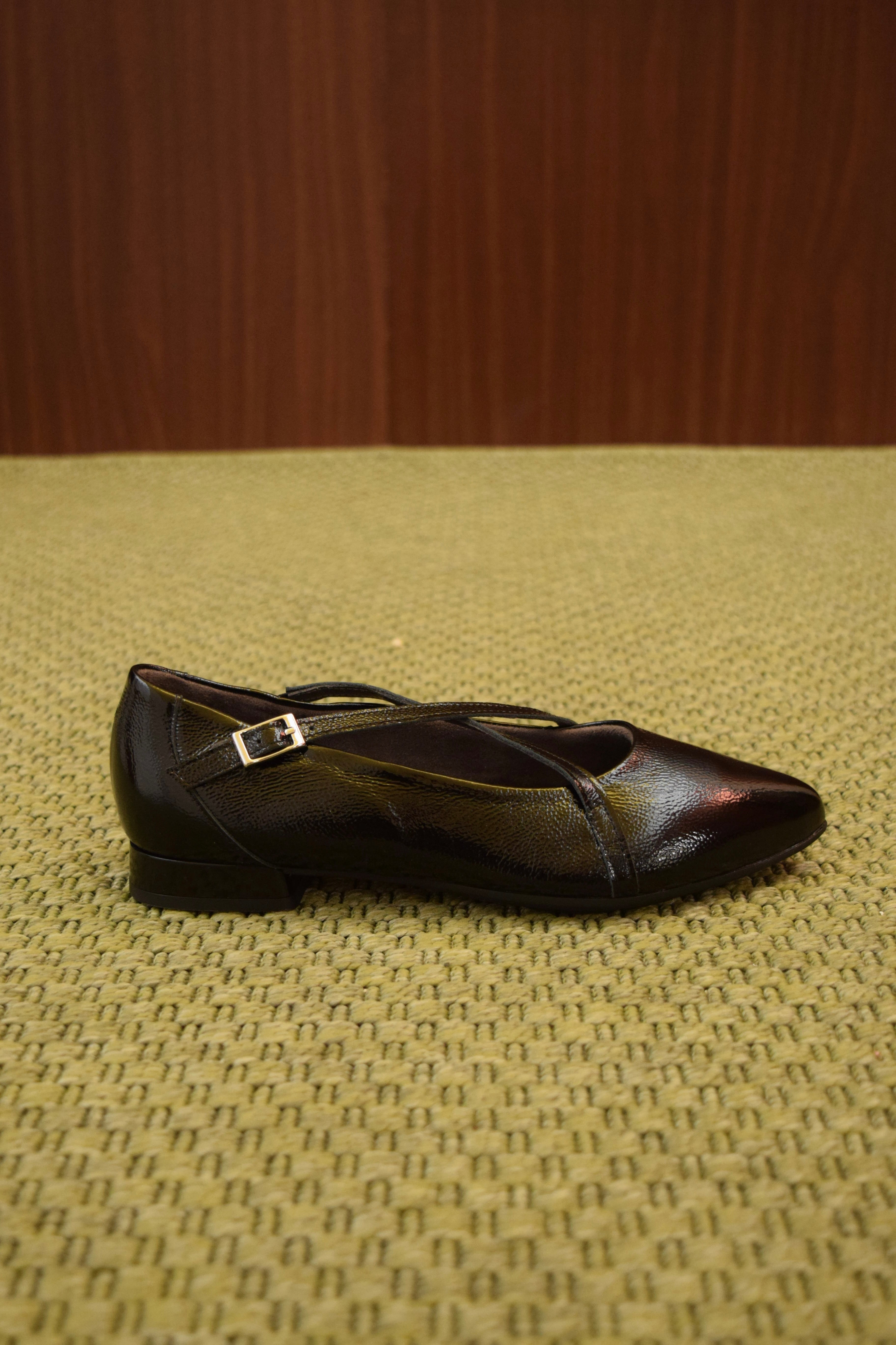 Scarpe Ballerine Mary Jane Incrociate in Vera Pelle Nera Lucida