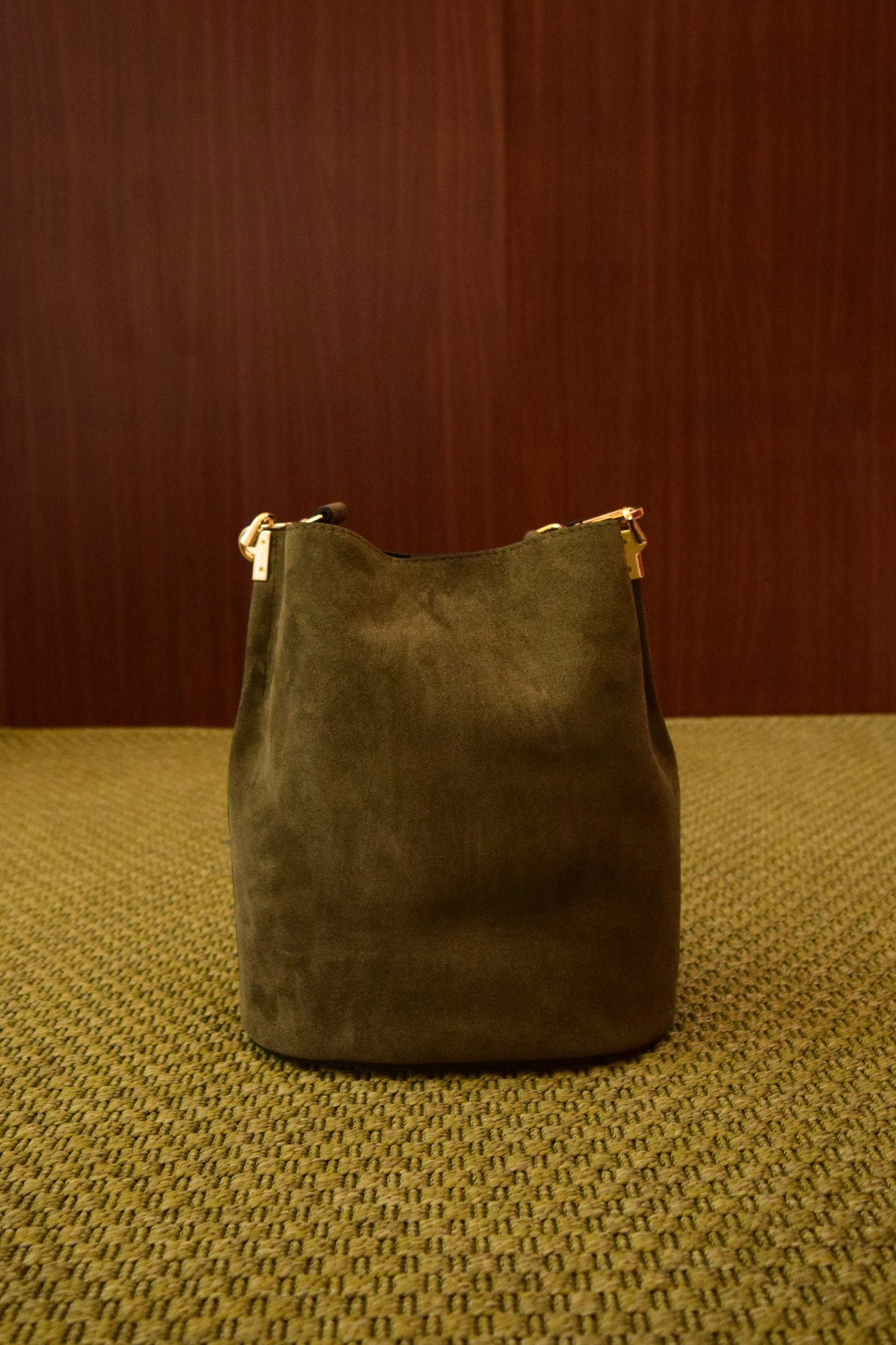 Borsa secchiello oliva in pelle scamosciata