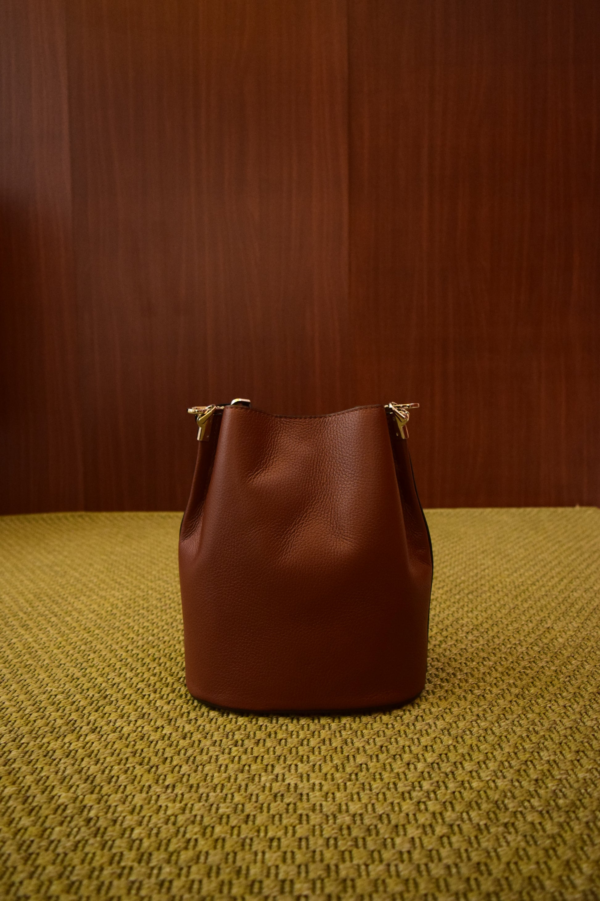 Borsa secchiello color cuoio in vera pelle