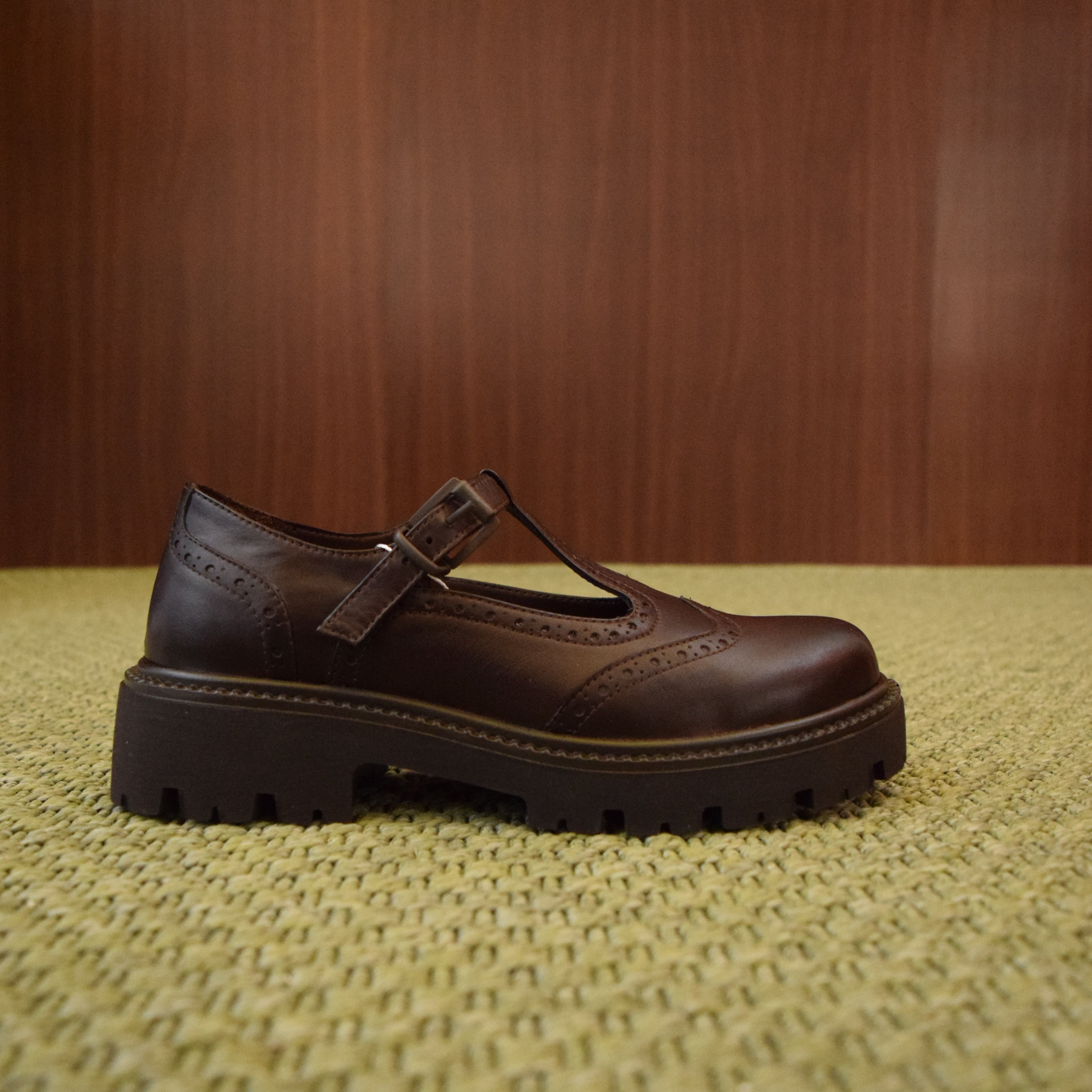 scarpa donna pelle marrone t-bar brogue suola carrarmato dettaglio