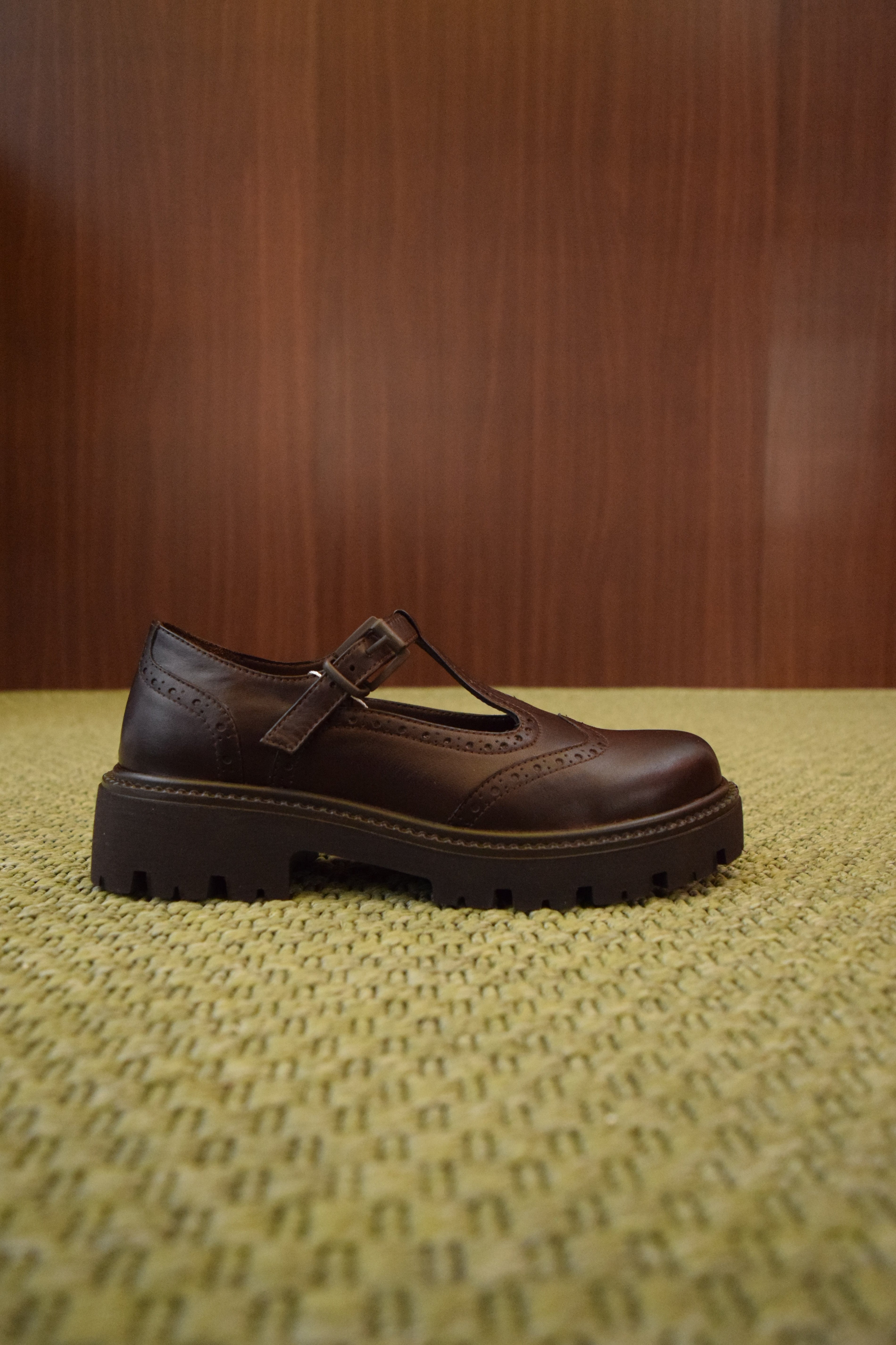 scarpa donna pelle marrone t-bar brogue suola carrarmato dettaglio