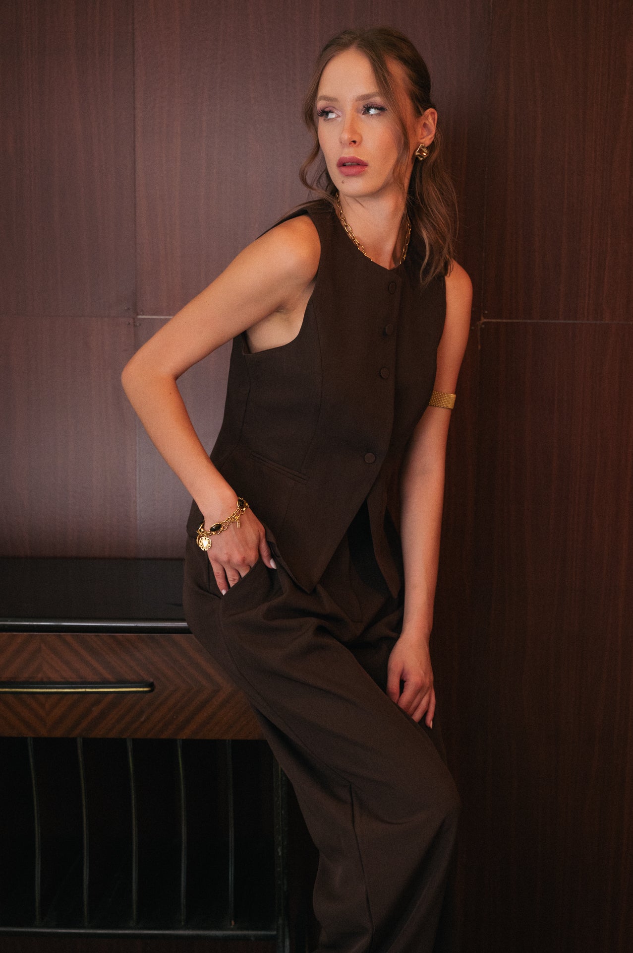 Gilet color cioccolato con bottoni