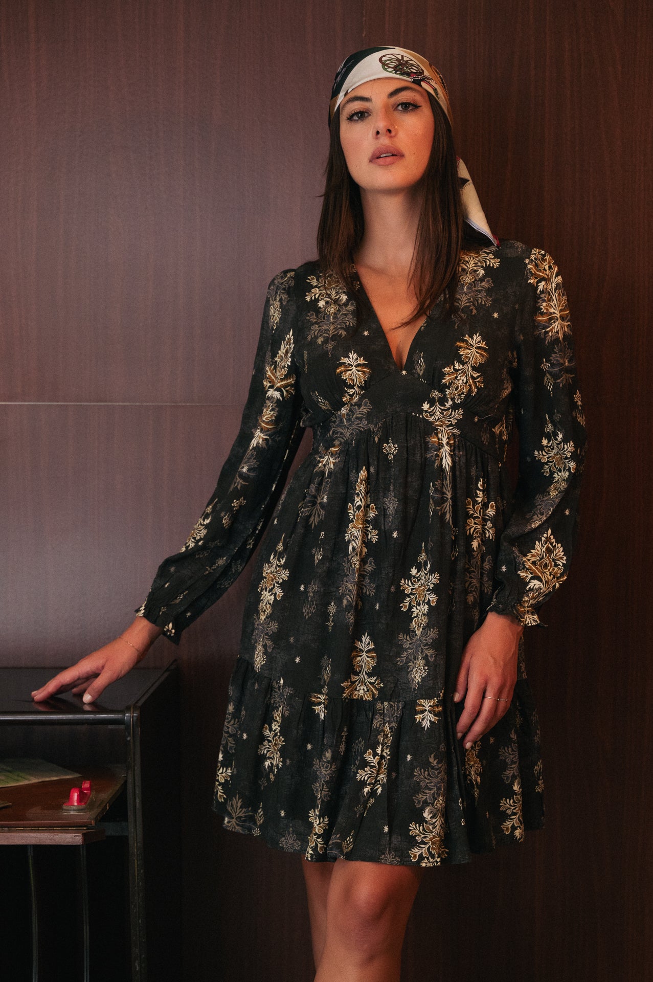 Abito corto boho verde alpino con scollo a V