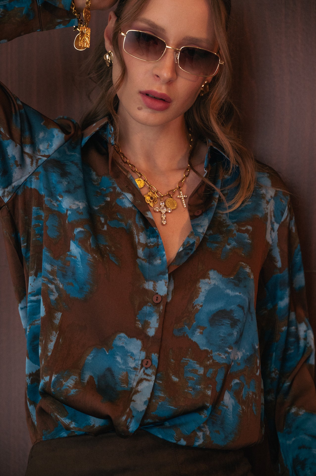 Camicia color caffè a fantasia