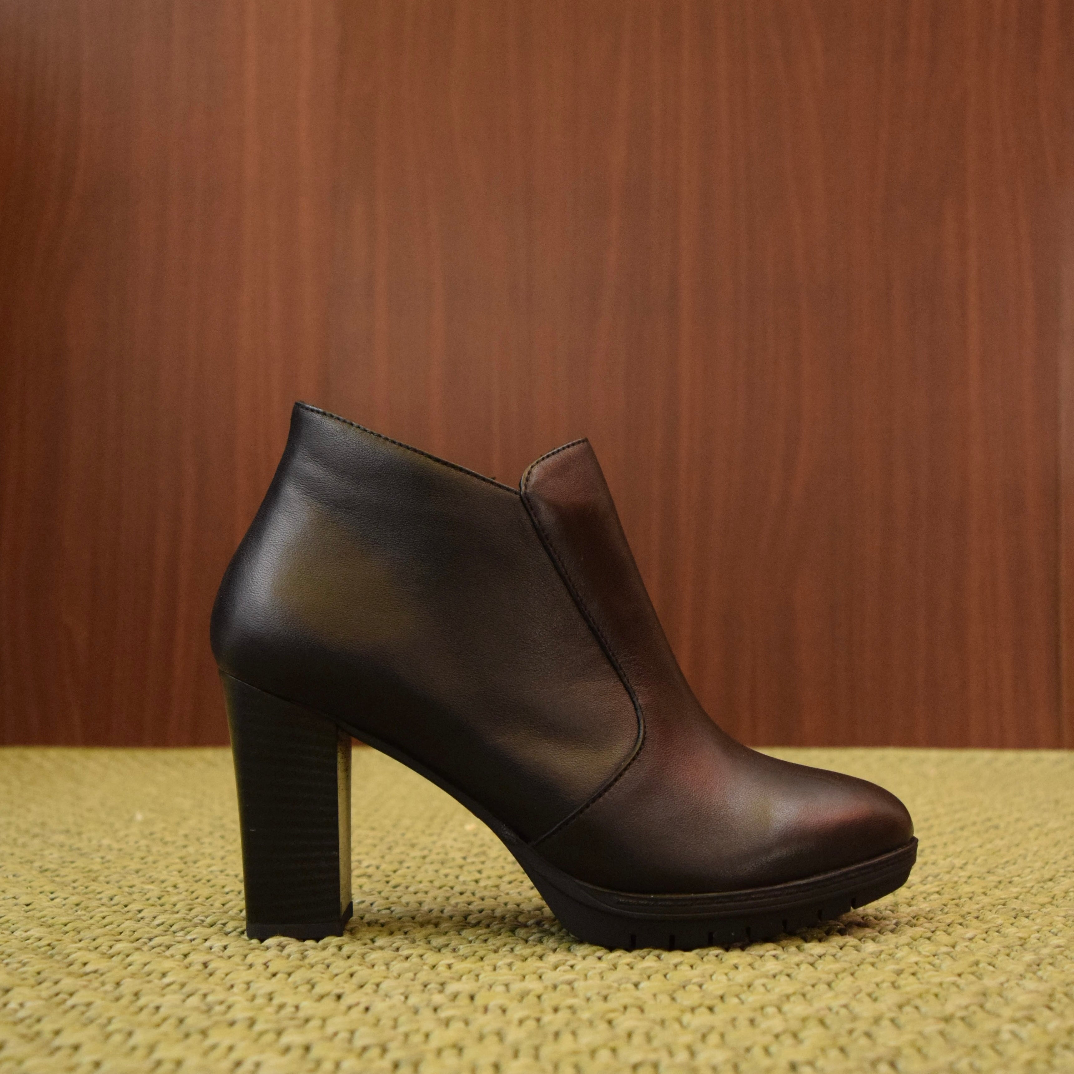tronchetti pelle nera, stivaletti tacco largo donna, stivaletti eleganti con zip, tronchetti tacco alto comodi, stivaletti da ufficio.