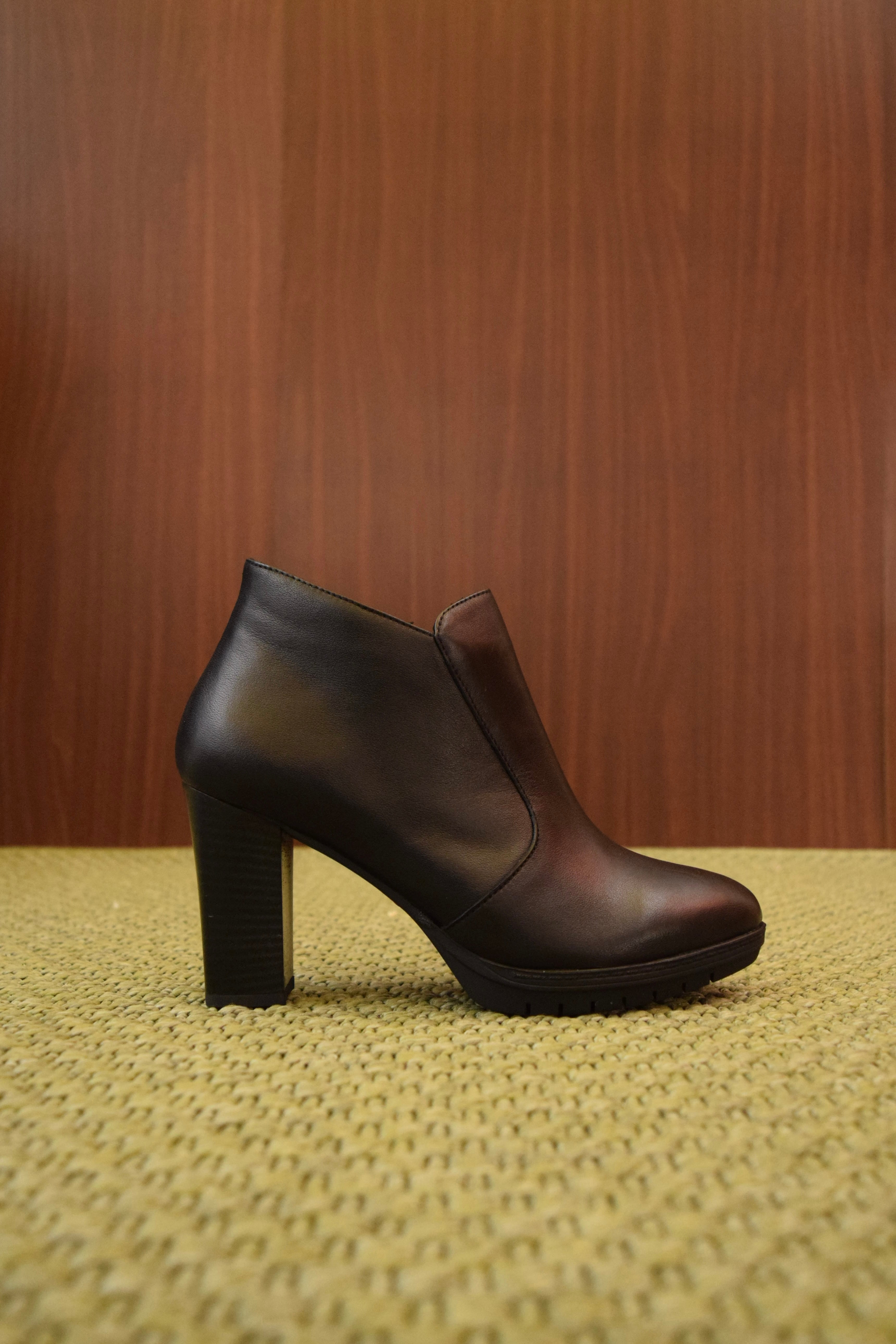 tronchetti pelle nera, stivaletti tacco largo donna, stivaletti eleganti con zip, tronchetti tacco alto comodi, stivaletti da ufficio.