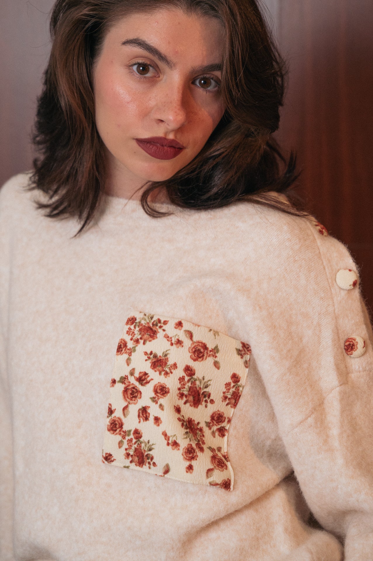 Maglione écru con inserti in velluto a fiori