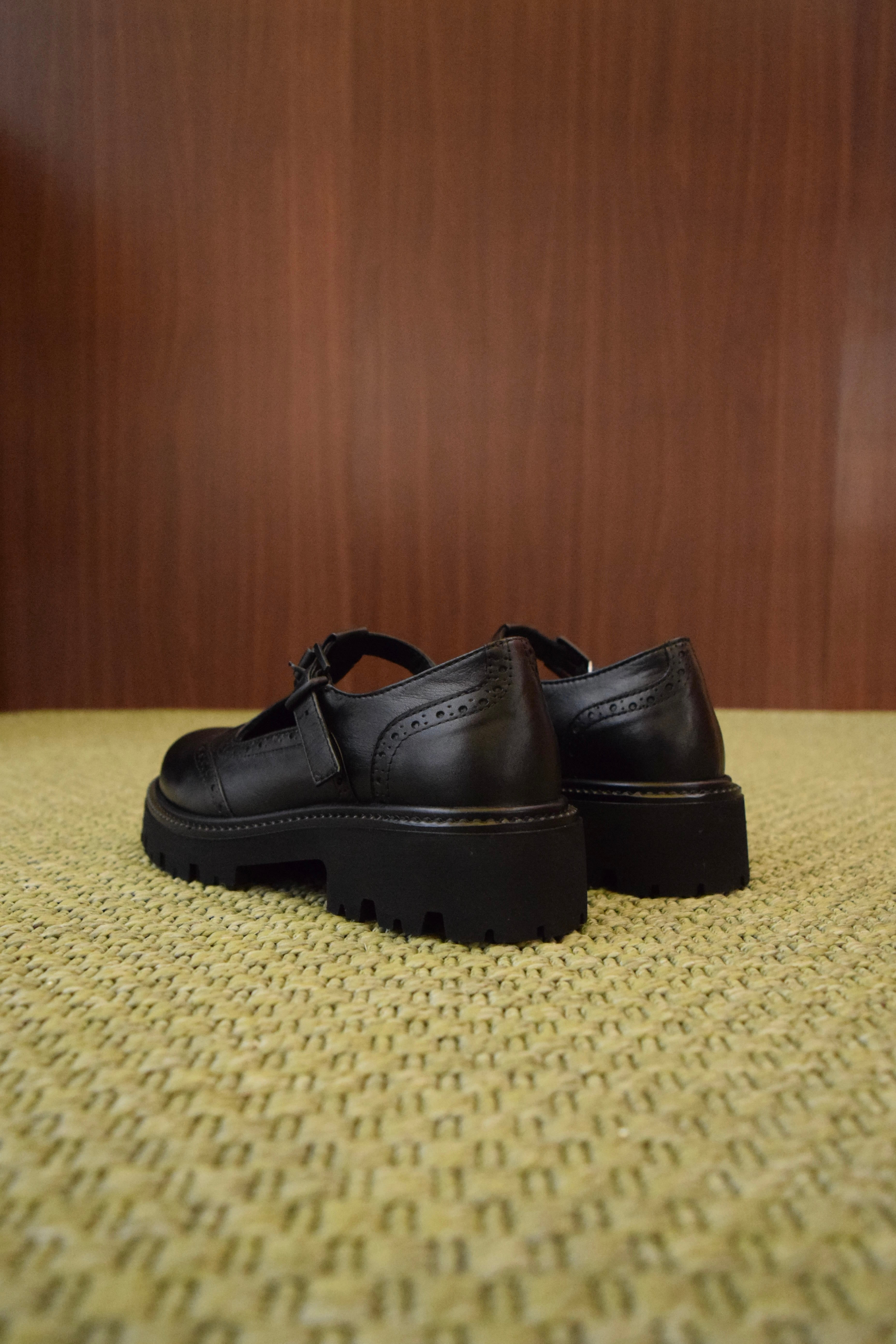 Scarpe Donna T-Bar in Pelle nera brogue con Suola Carrarmato Chunky