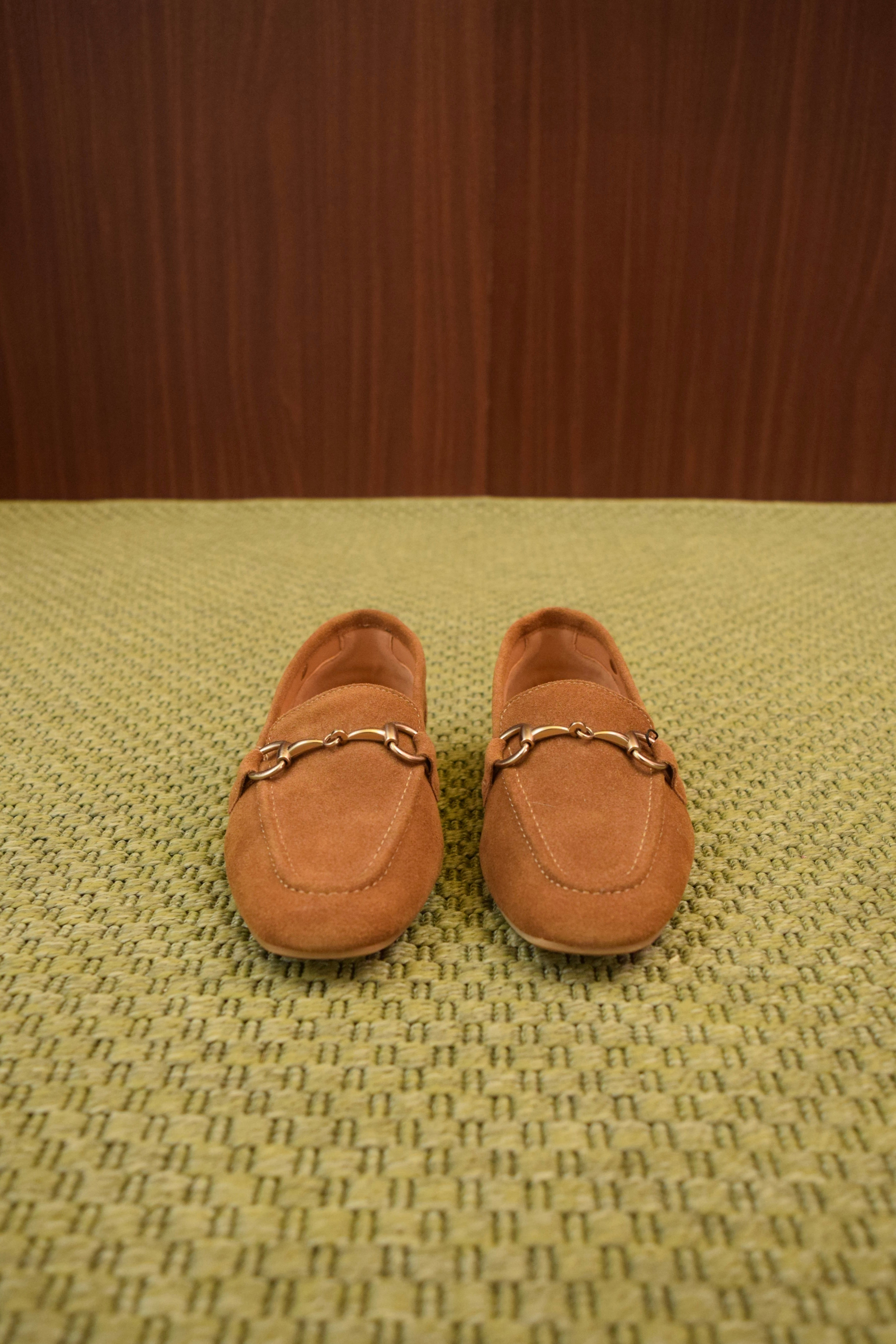 Mocassini Donna Eleganti in Camoscio Camel | Punta Affusolata | Morsetto Metallico Dorato