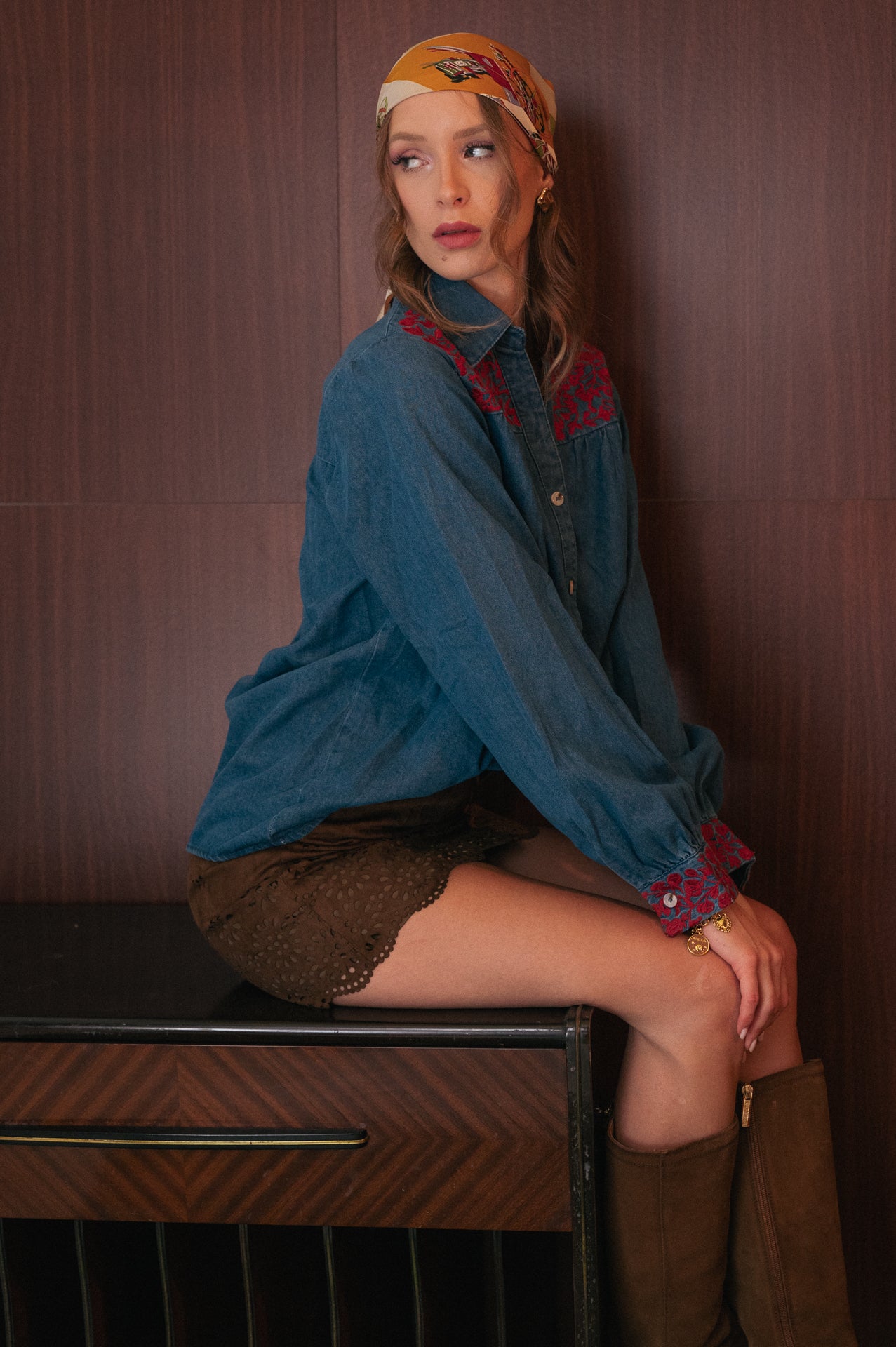 Camicia in Jeans con Ricami Floreali Rossi