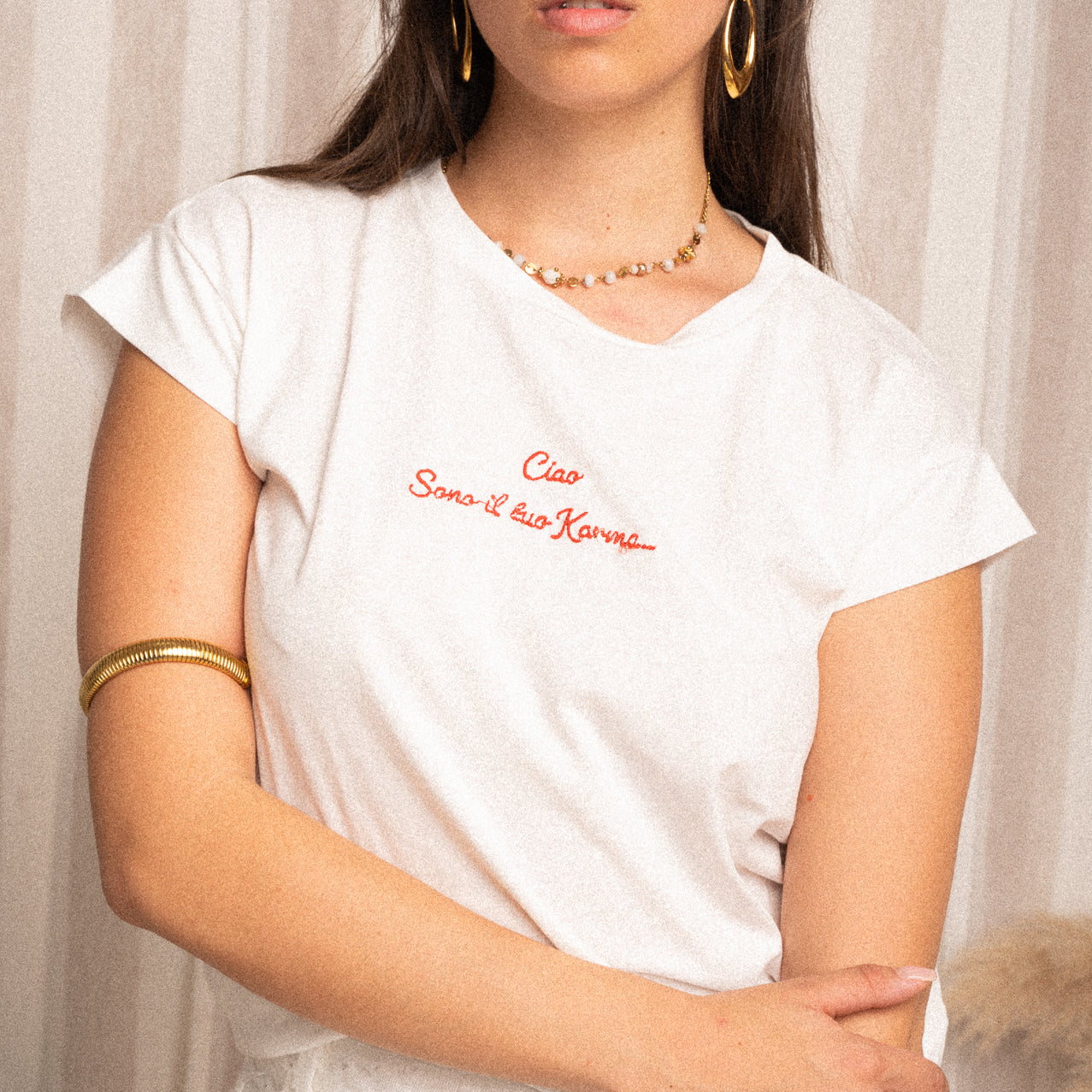 T-shirt bianca con scritta ricamata