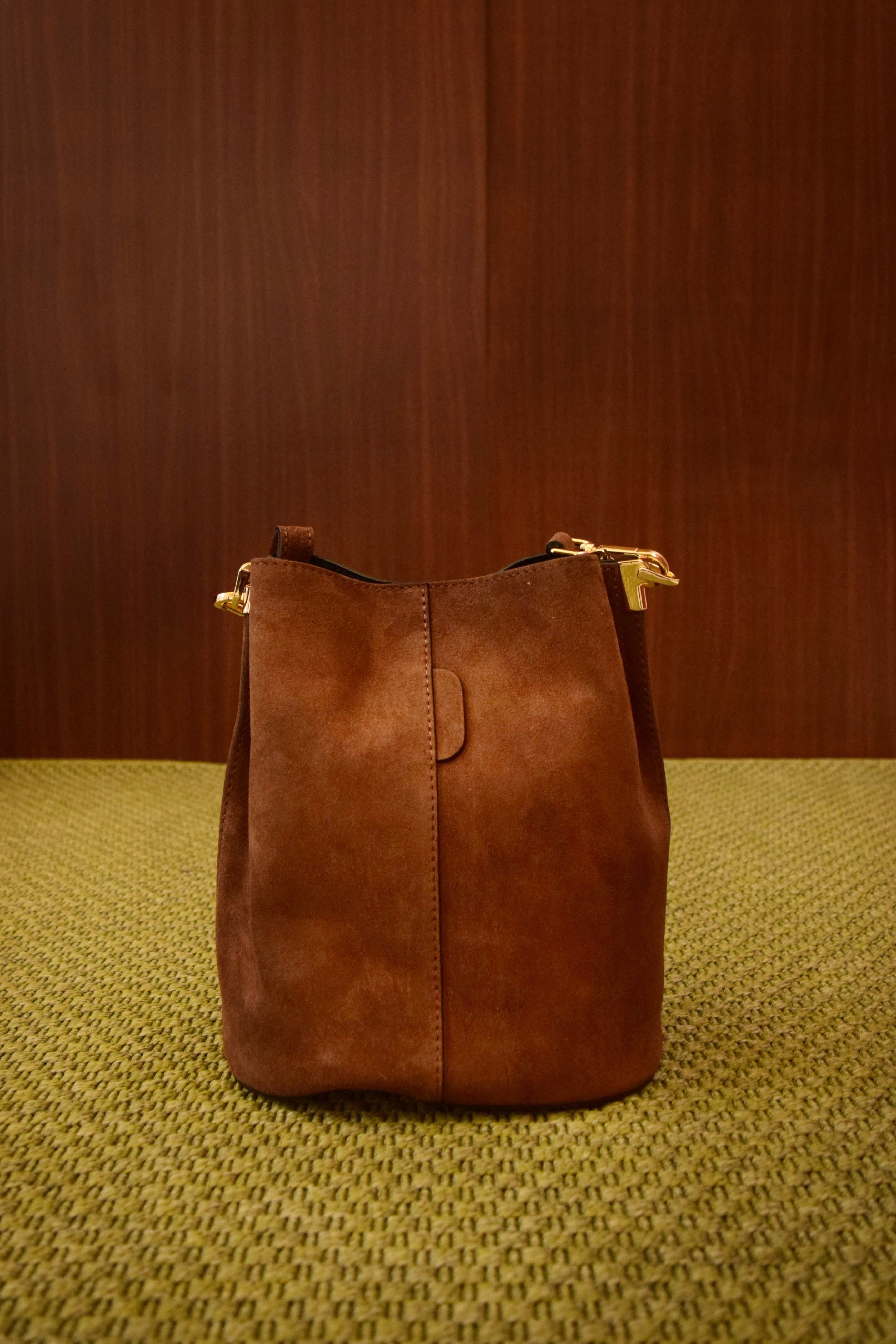 Borsa secchiello color cuoio in pelle scamosciata