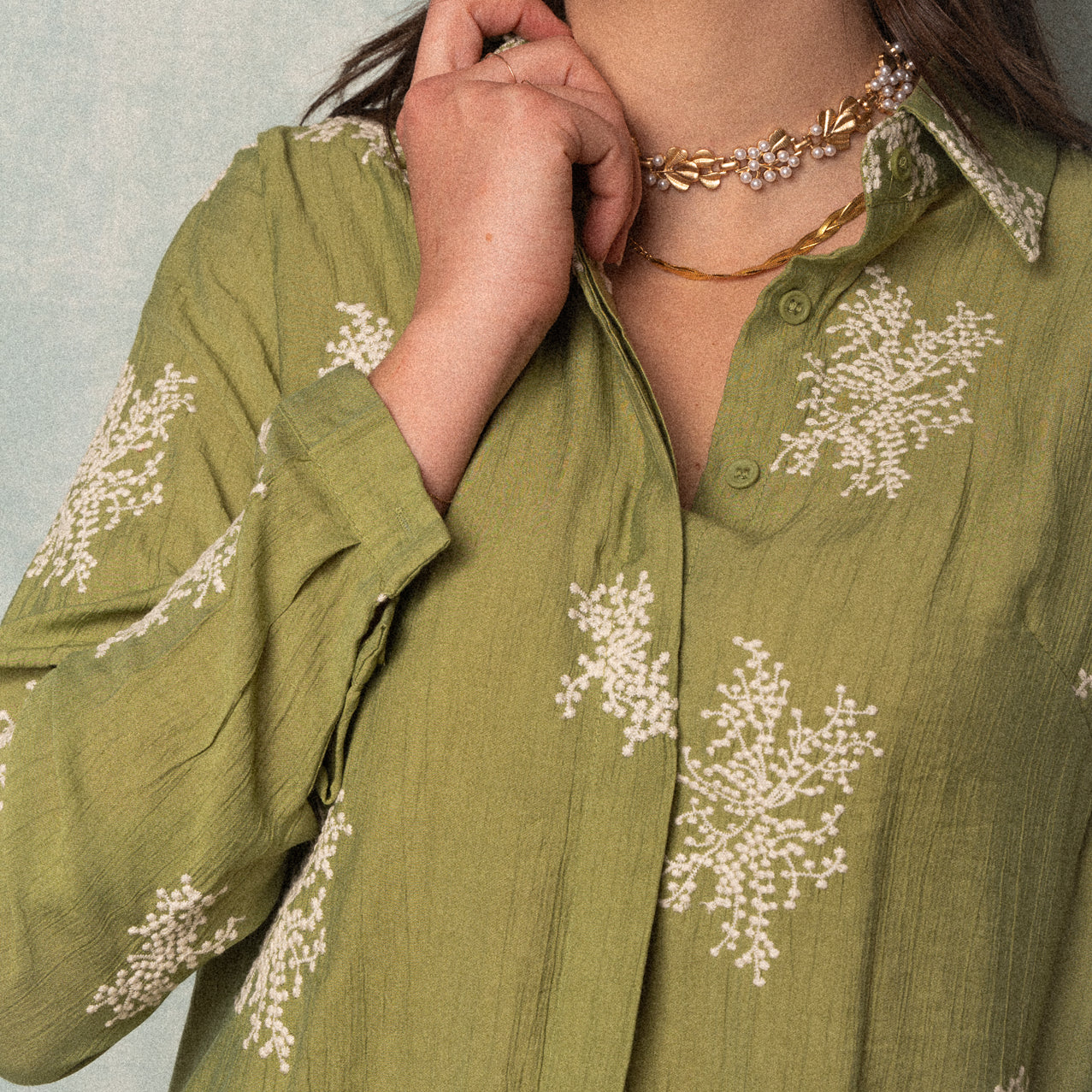 Camicia kaki con soffione ricamato