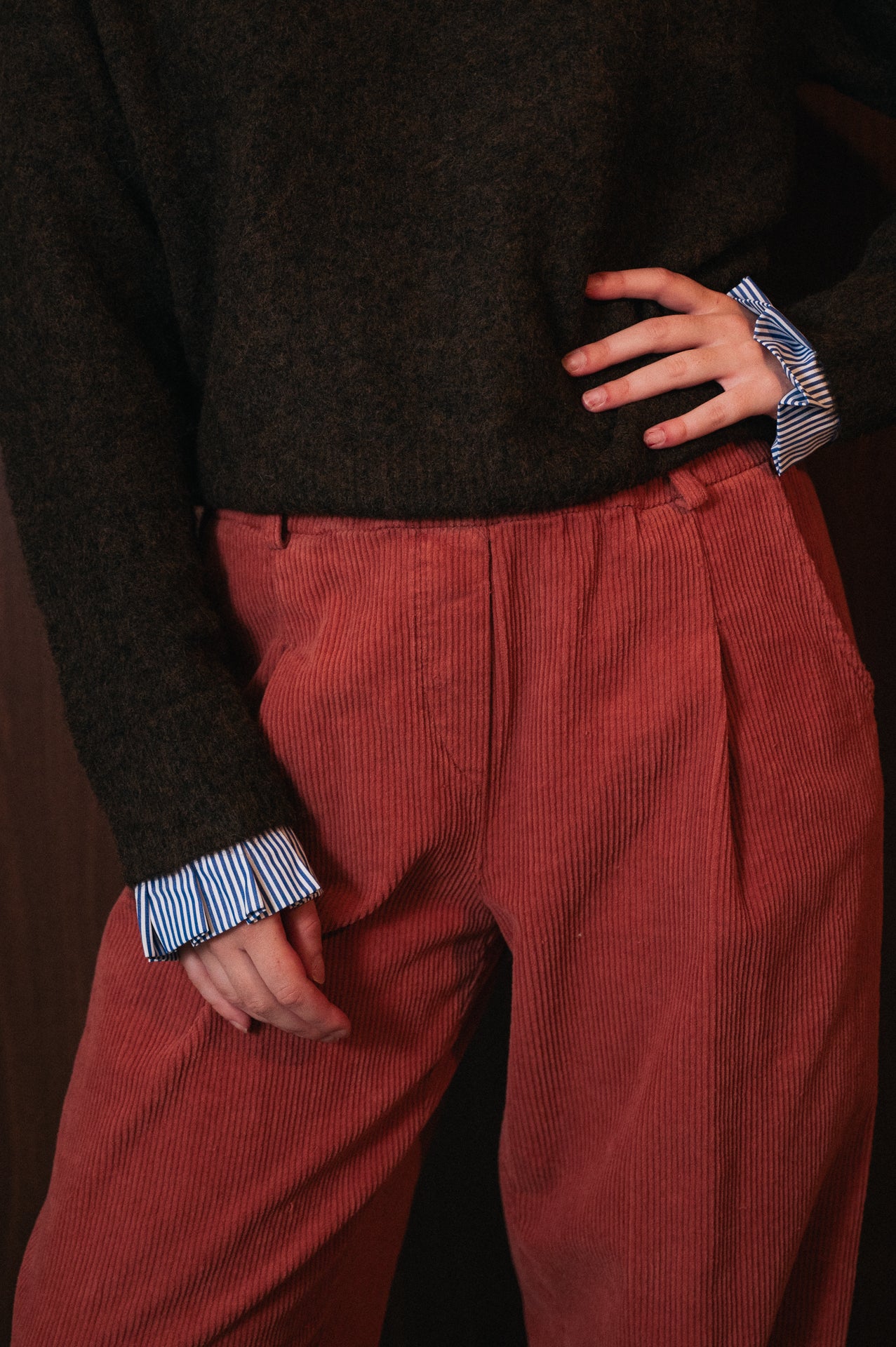 Maglione color choco con colletto e polsini a contrasto a righe