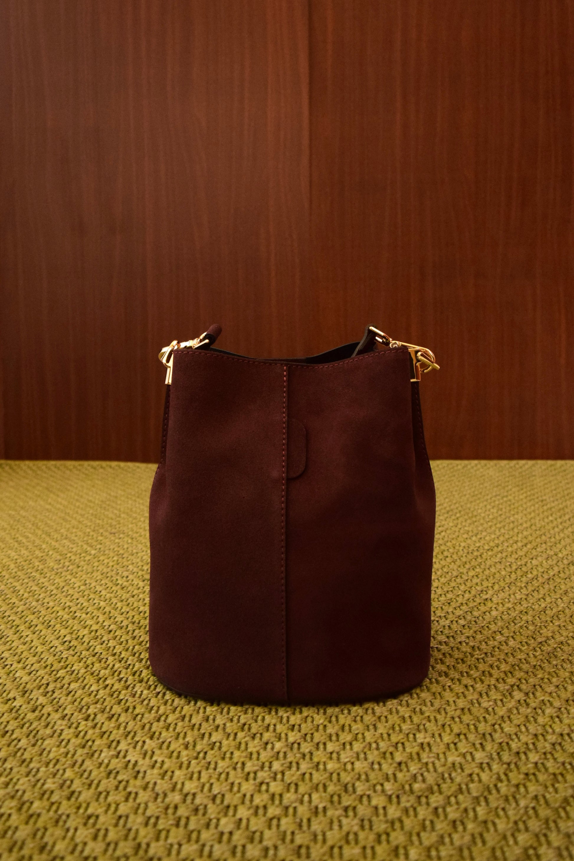 Borsa secchiello color prugna in pelle scamosciata