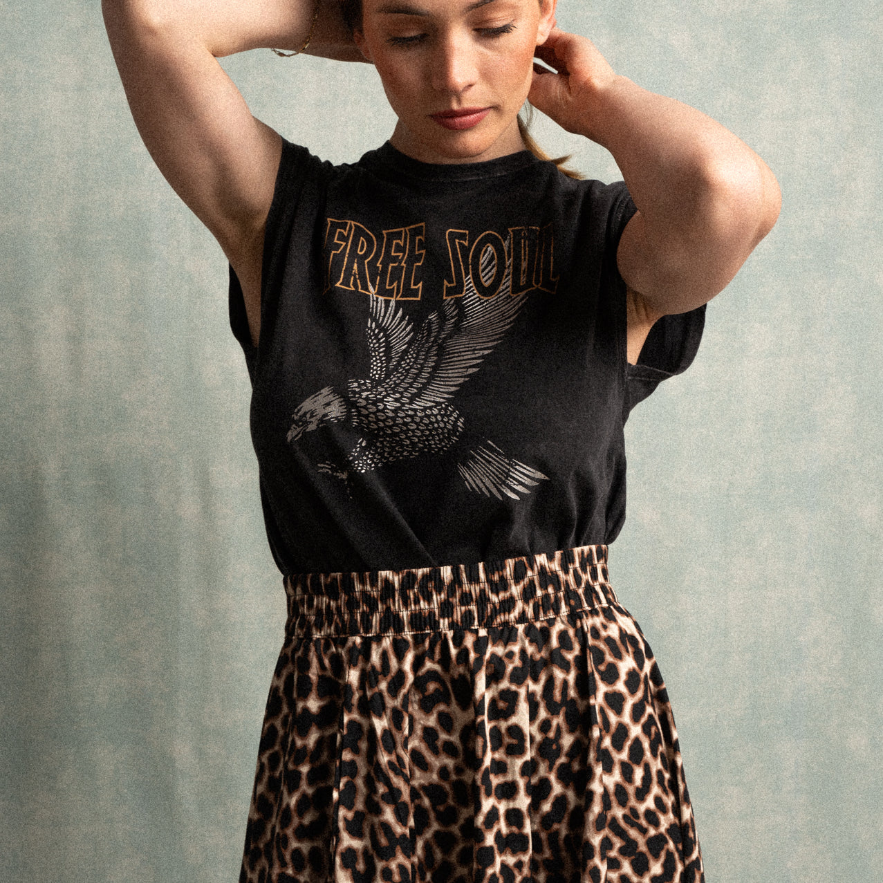 T-shirt smanicata nera con stampa