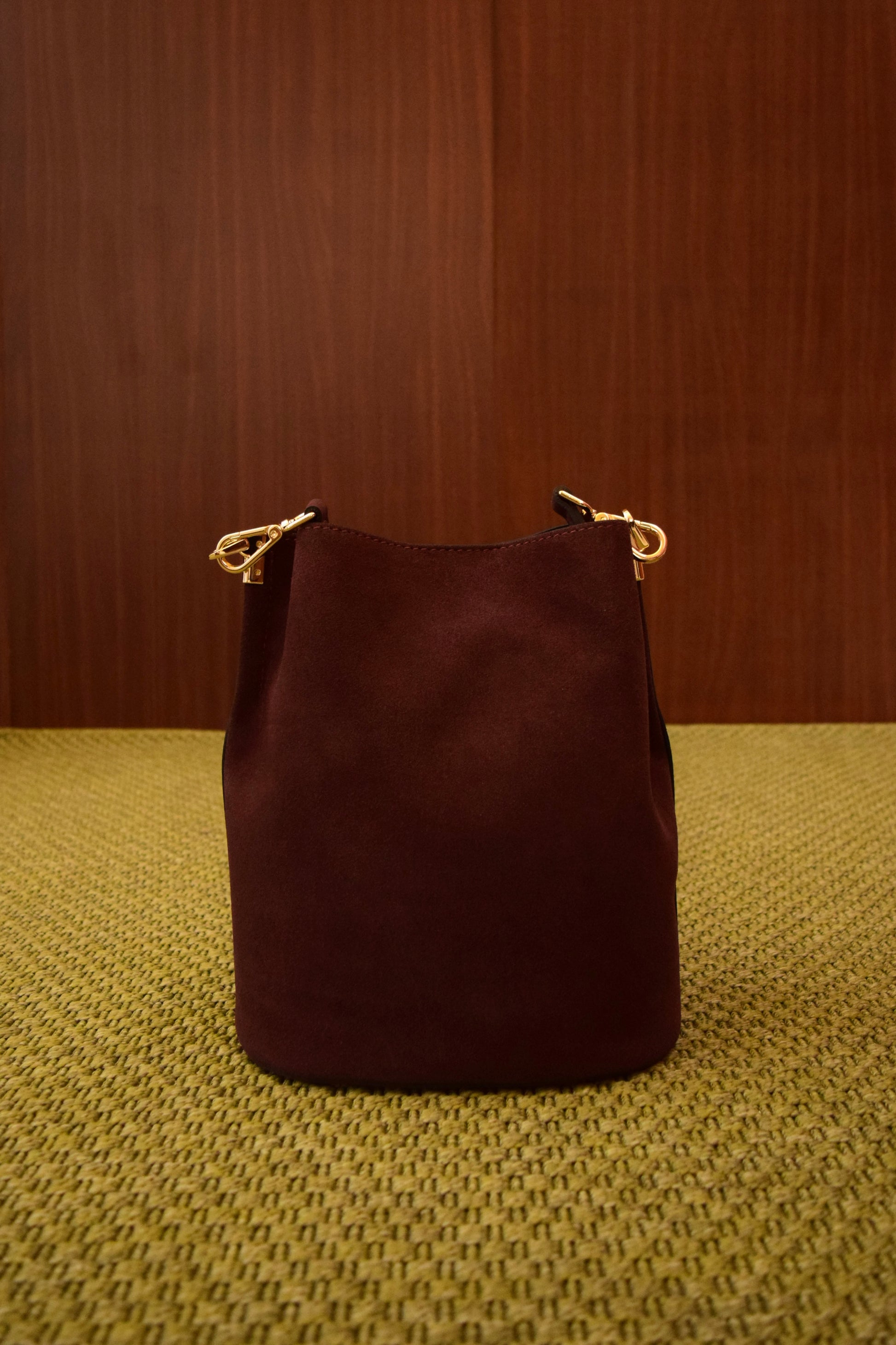 Borsa secchiello color prugna in pelle scamosciata