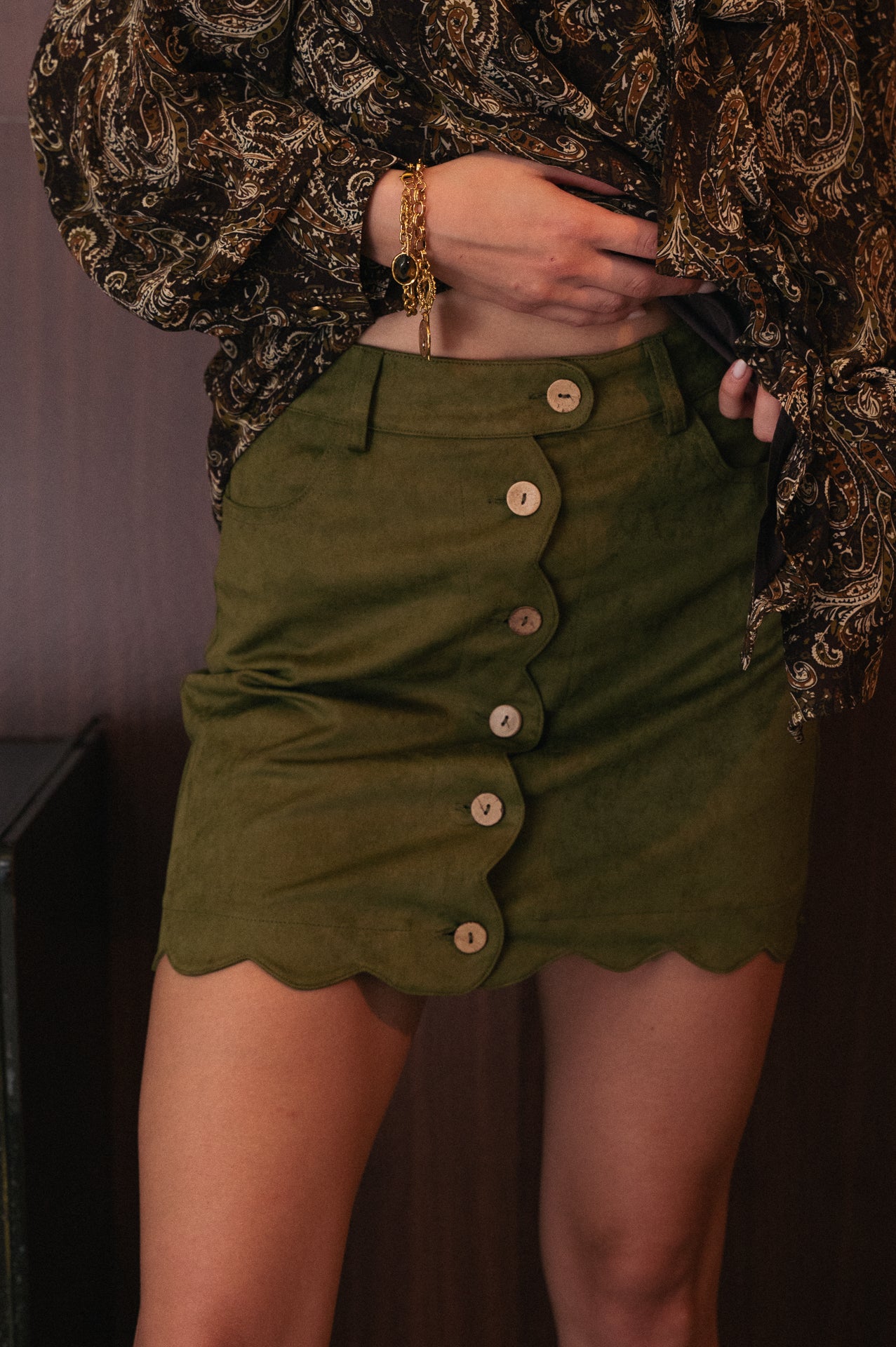 Minigonna Scamosciata verde con Bottoni in Legno e Orlo a Onda