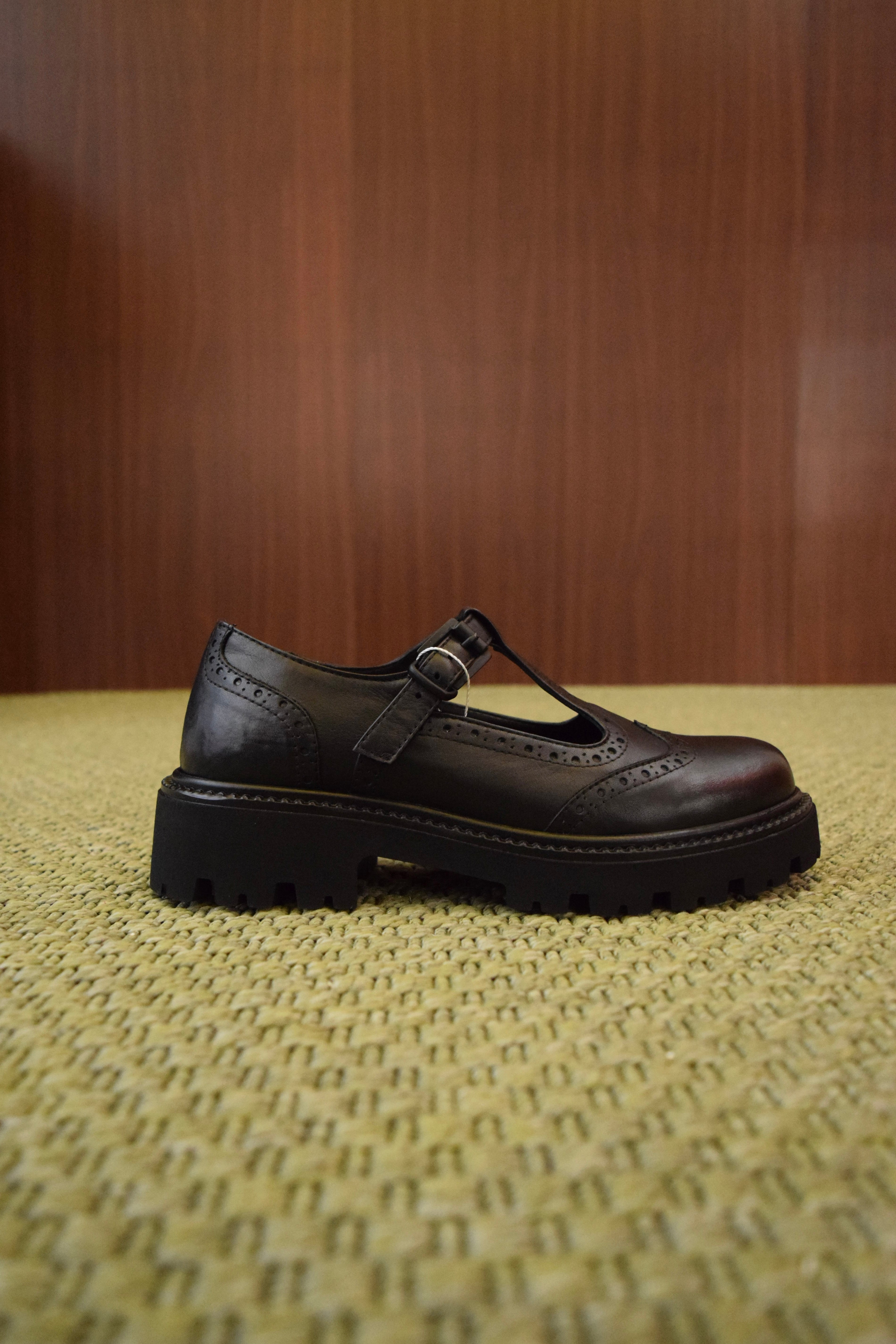 Scarpe Donna T-Bar in Pelle nera brogue con Suola Carrarmato Chunky