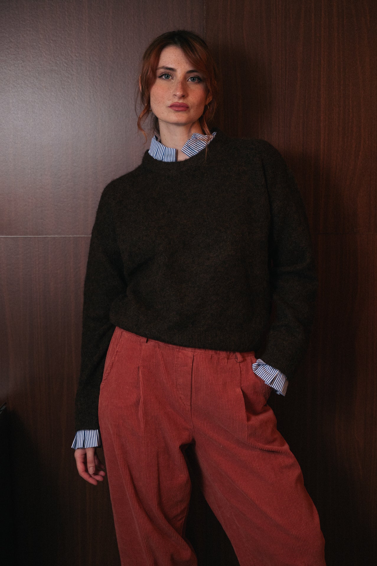 Maglione color choco con colletto e polsini a contrasto a righe