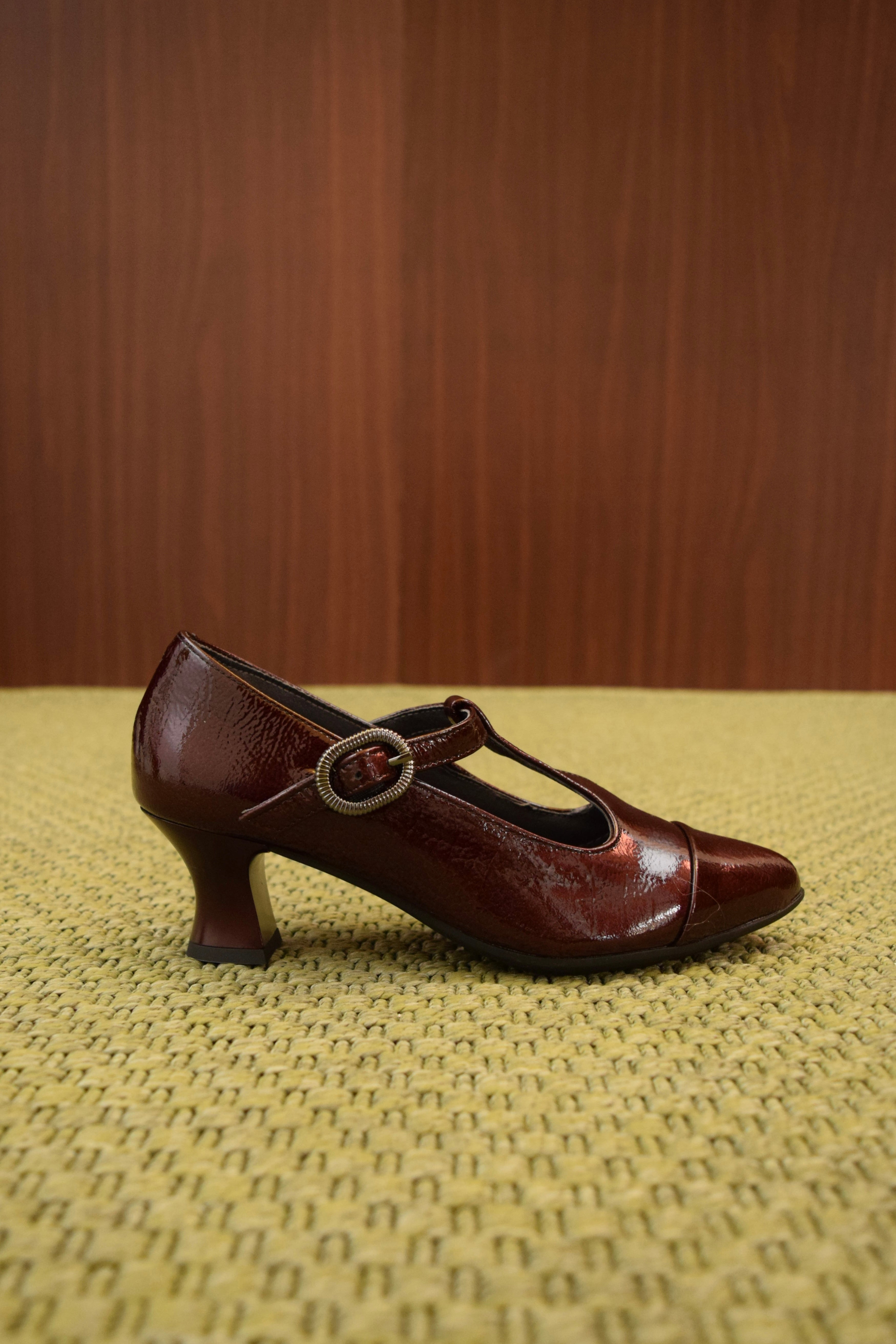 Scarpe Mary Jane da donna in pelle lucida con tacco rocchetto bordeaux