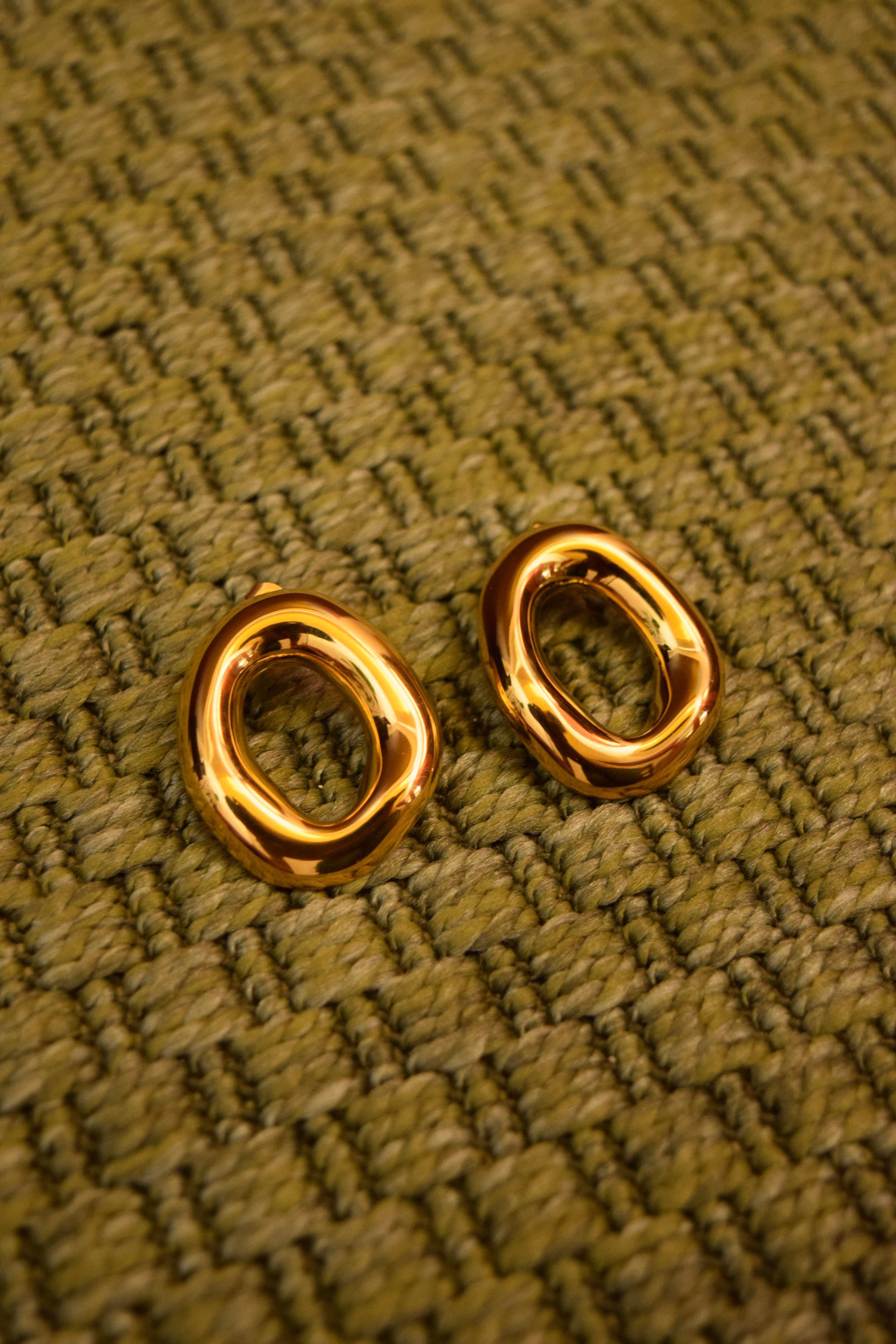 Orecchini color oro motivo onda