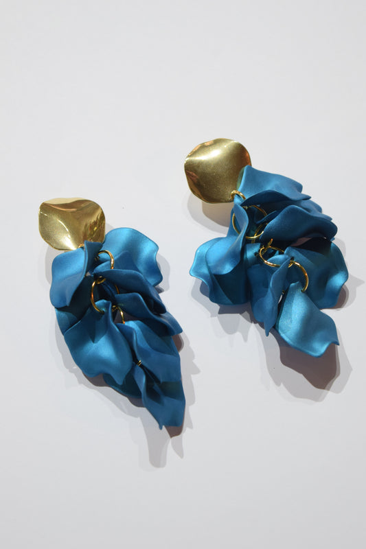 Orecchini con petali azzurri