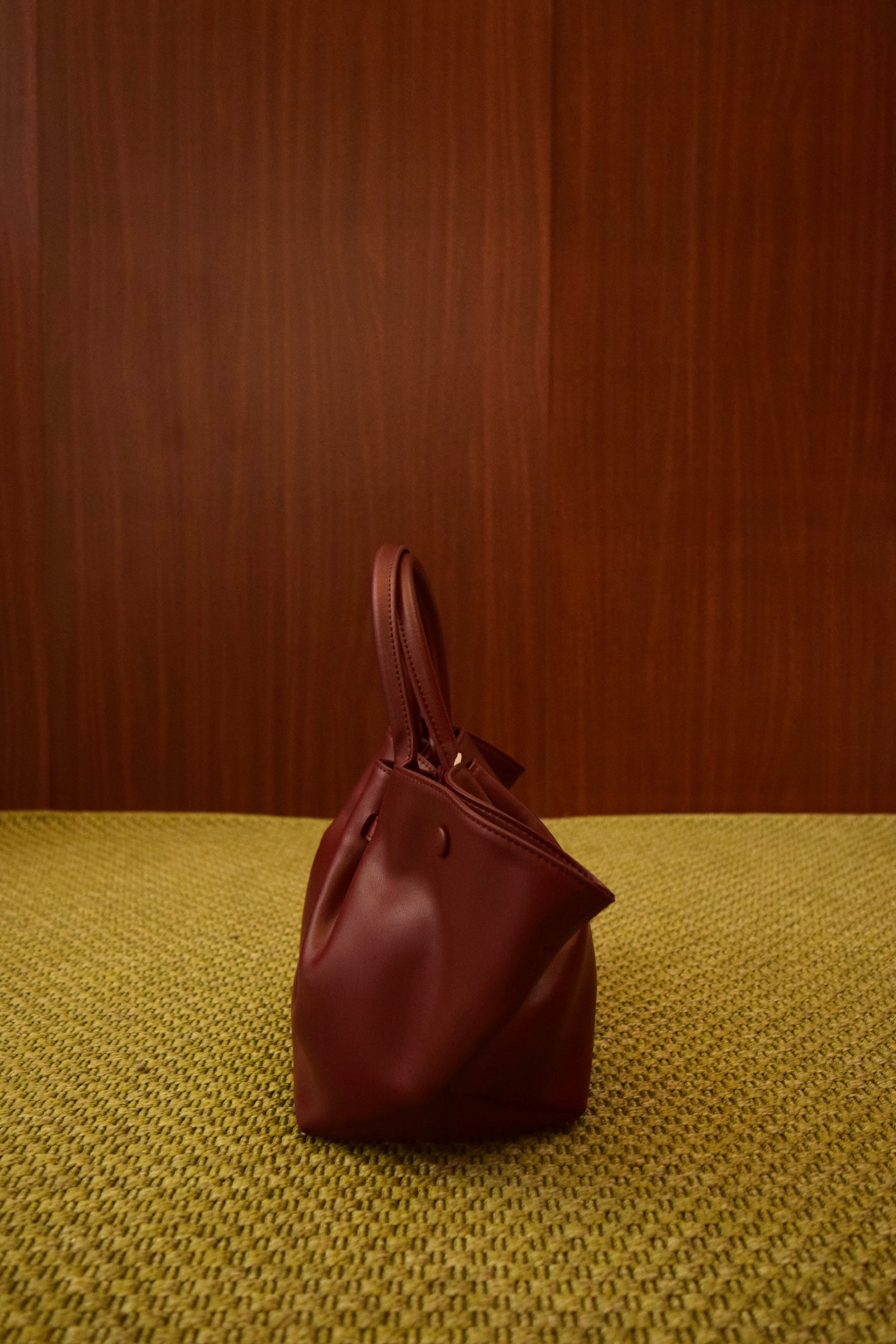 borsa-mano-vera-pelle-bordeaux-chiusura-oro