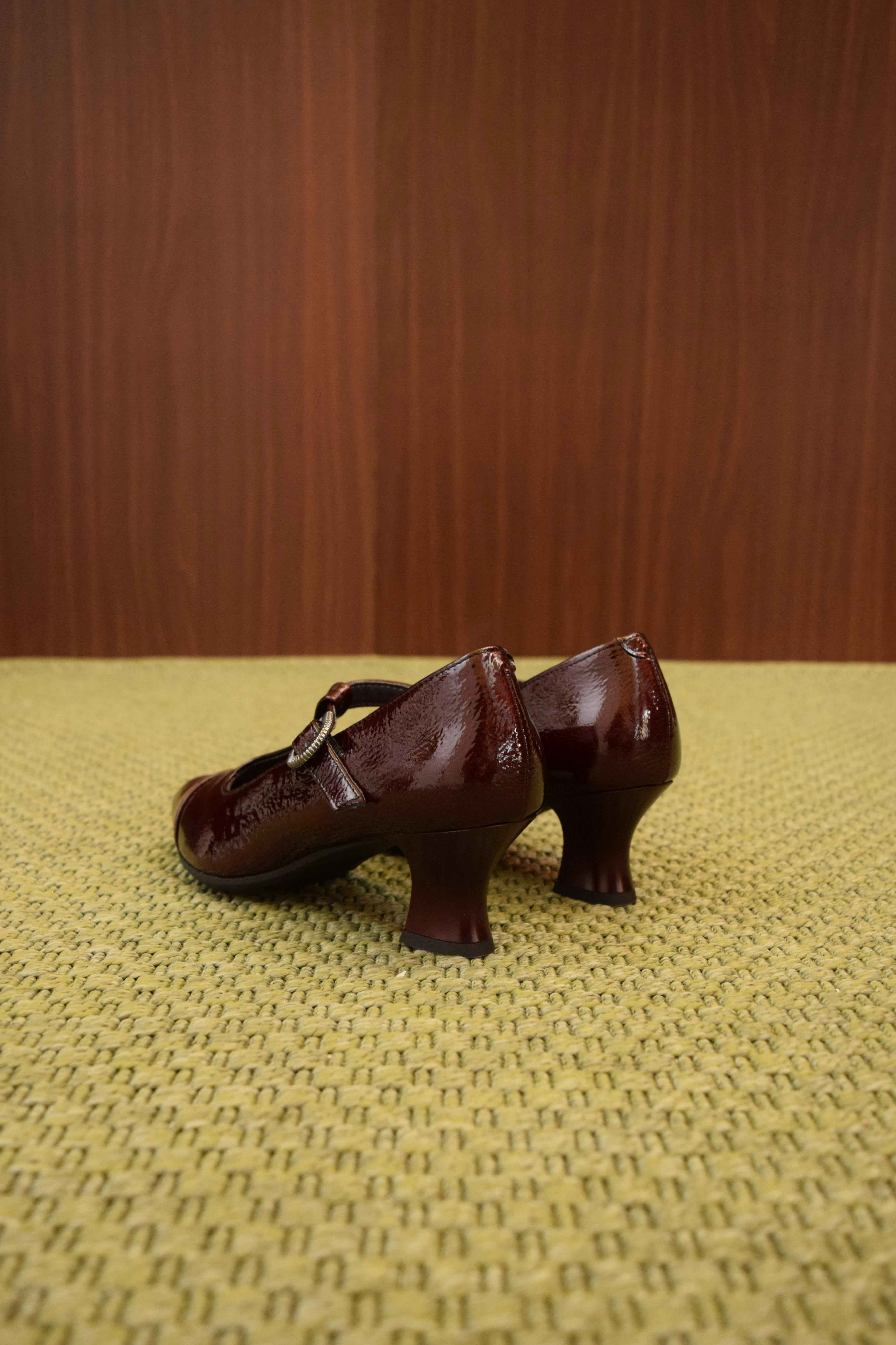 Scarpe Mary Jane da donna in pelle lucida con tacco rocchetto bordeaux